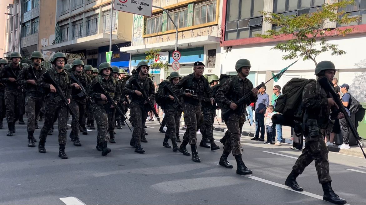 Desfile De 7 De Setembro Reúne Milhares De Pessoas No Centro De ...