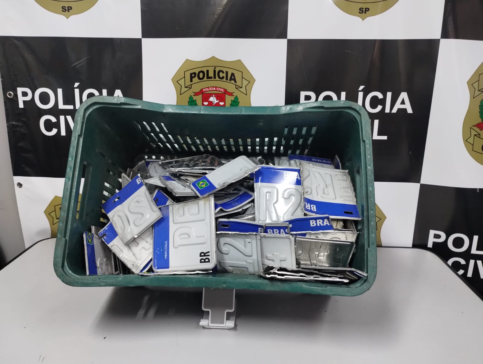 Polícia e Detran realizam operação contra irregularidades na fabricação de placas automotivas