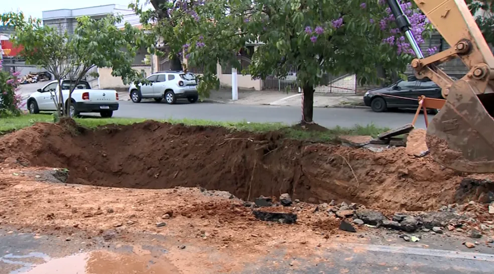 Cratera que abriu na Jorge Tibiriçá deve ser fechada na 4ª, diz prefeitura
