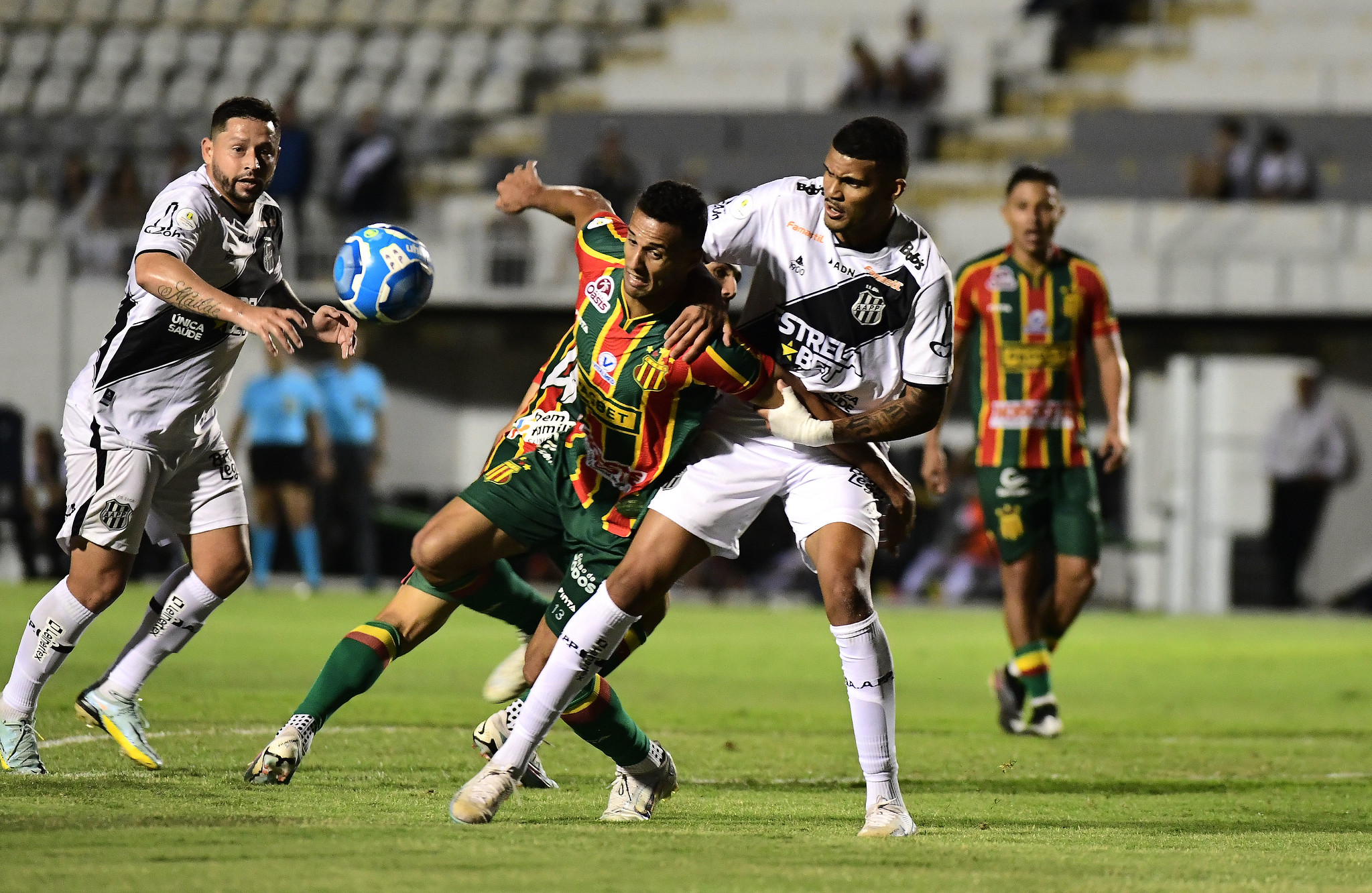 Jeh é absolvido pelo STJD e está liberado para enfrentar o Atlético-GO; Mateus Silva é dúvida