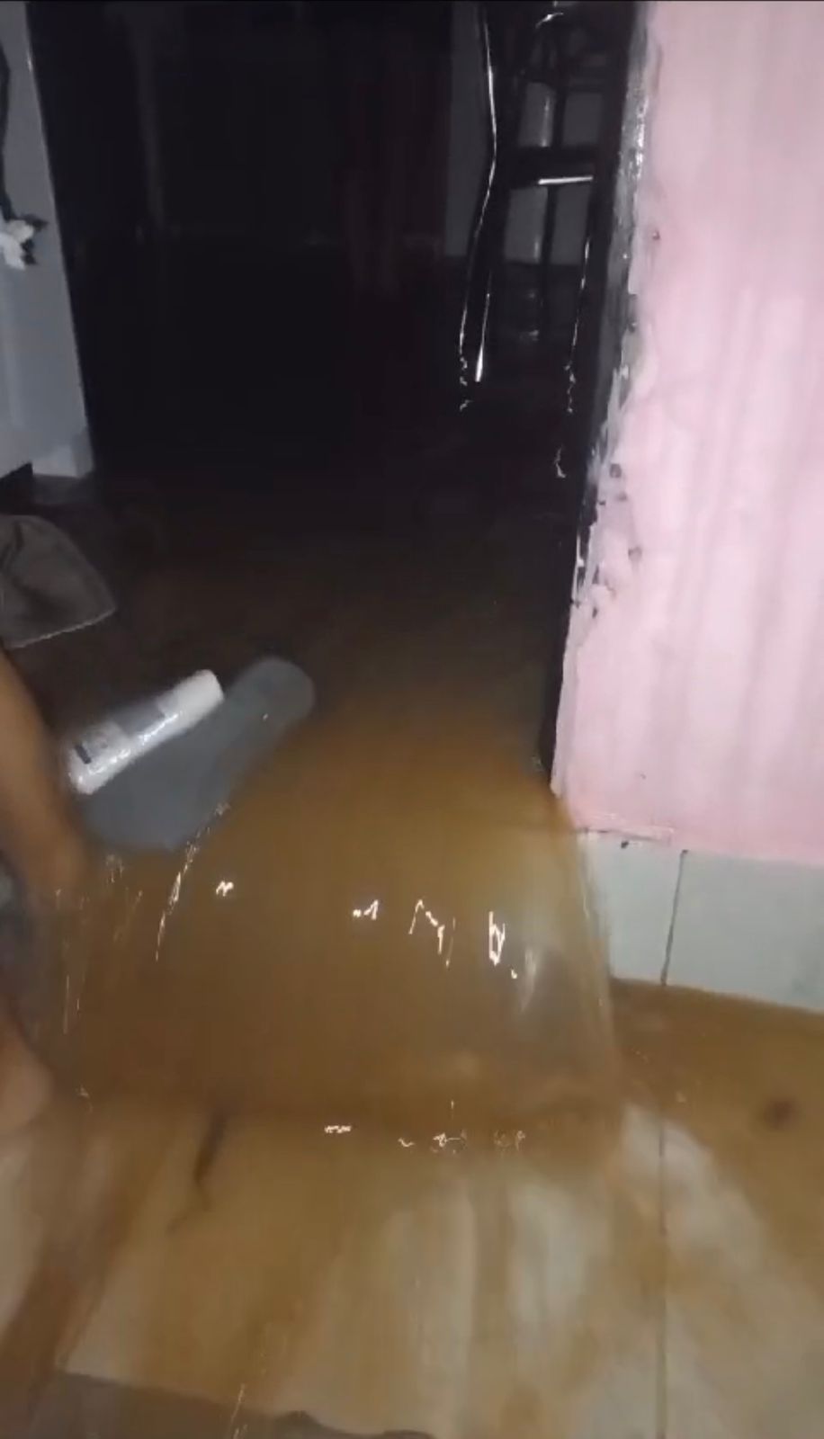 Moradores do Jd. Andorinhas têm casas alagadas por conta das fortes chuvas