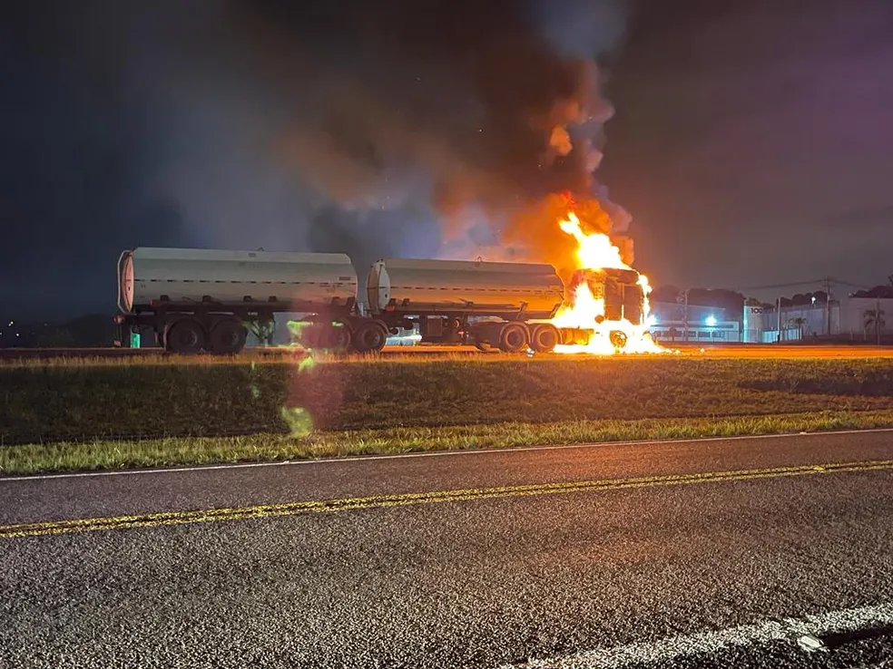 Carreta e moto pegam fogo na Rodovia Santos Dumont, em Indaiatuba