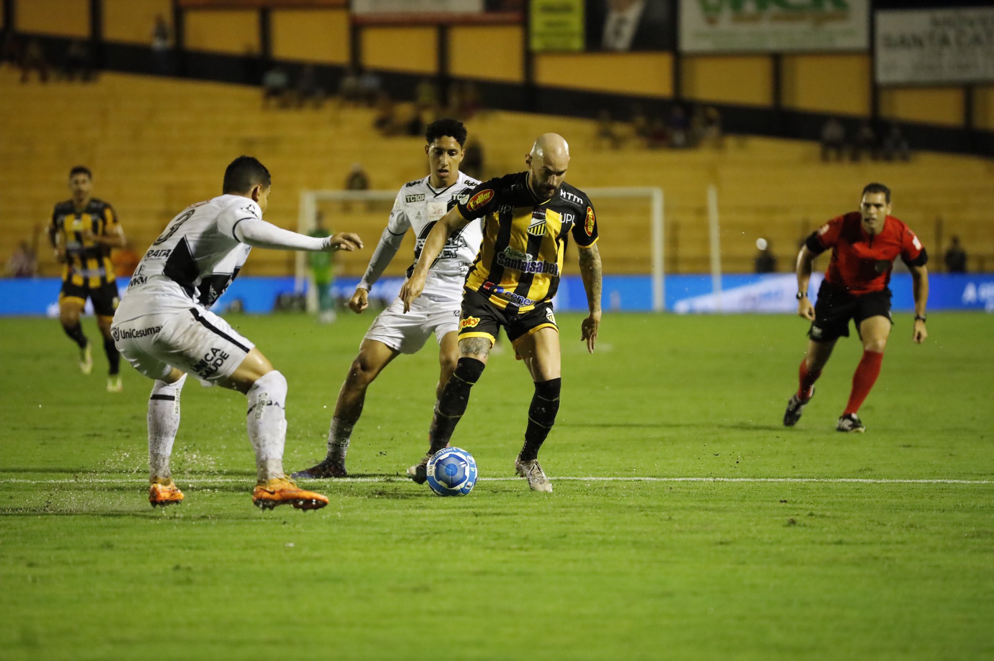 Ponte Preta perde do Avaí, completa 10 jogos sem vencer e vai para o Z-4