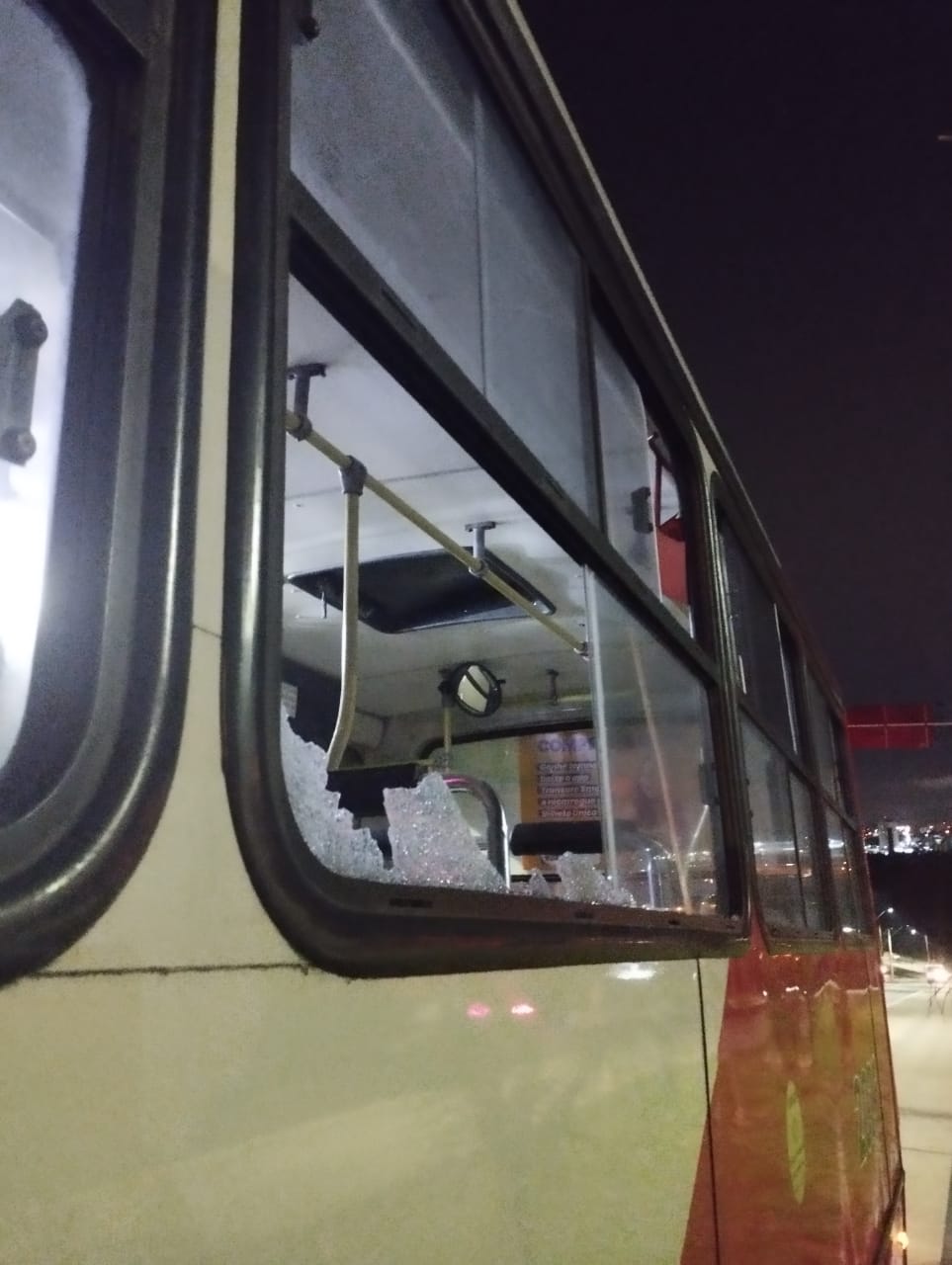 Passageiros ficam feridos após vândalos arremessarem coco em ônibus 