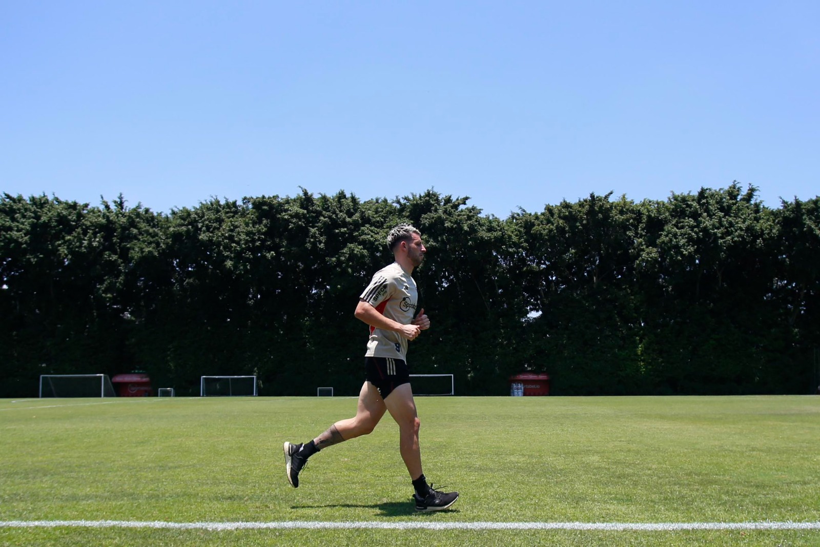 Atacante Calleri volta aos treinos no São Paulo