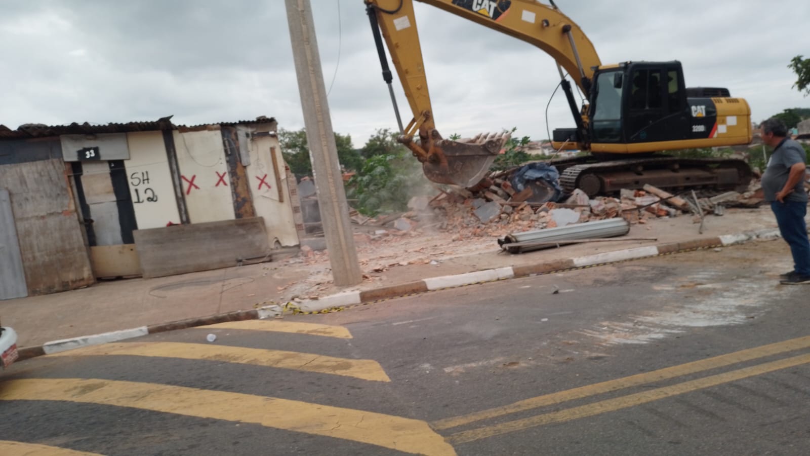 Prefeitura começa demolição de imóveis atingidos por incêndio em Campinas
