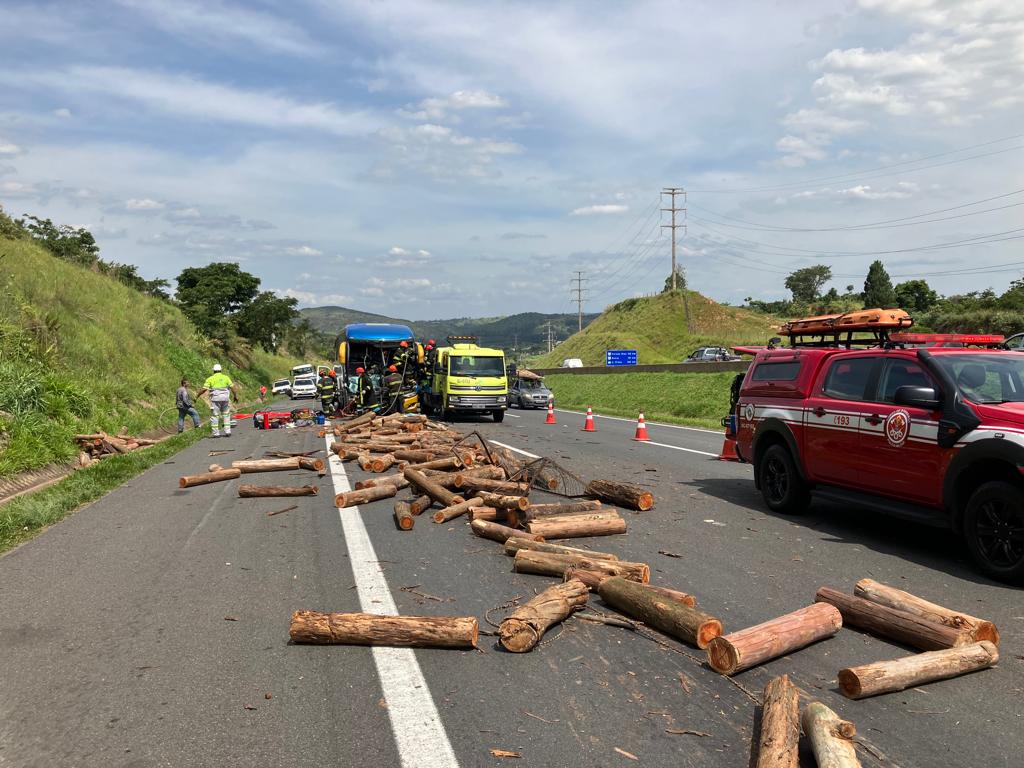 Acidente entre ônibus e caminhão na D. Pedro deixa 1 ferido grave