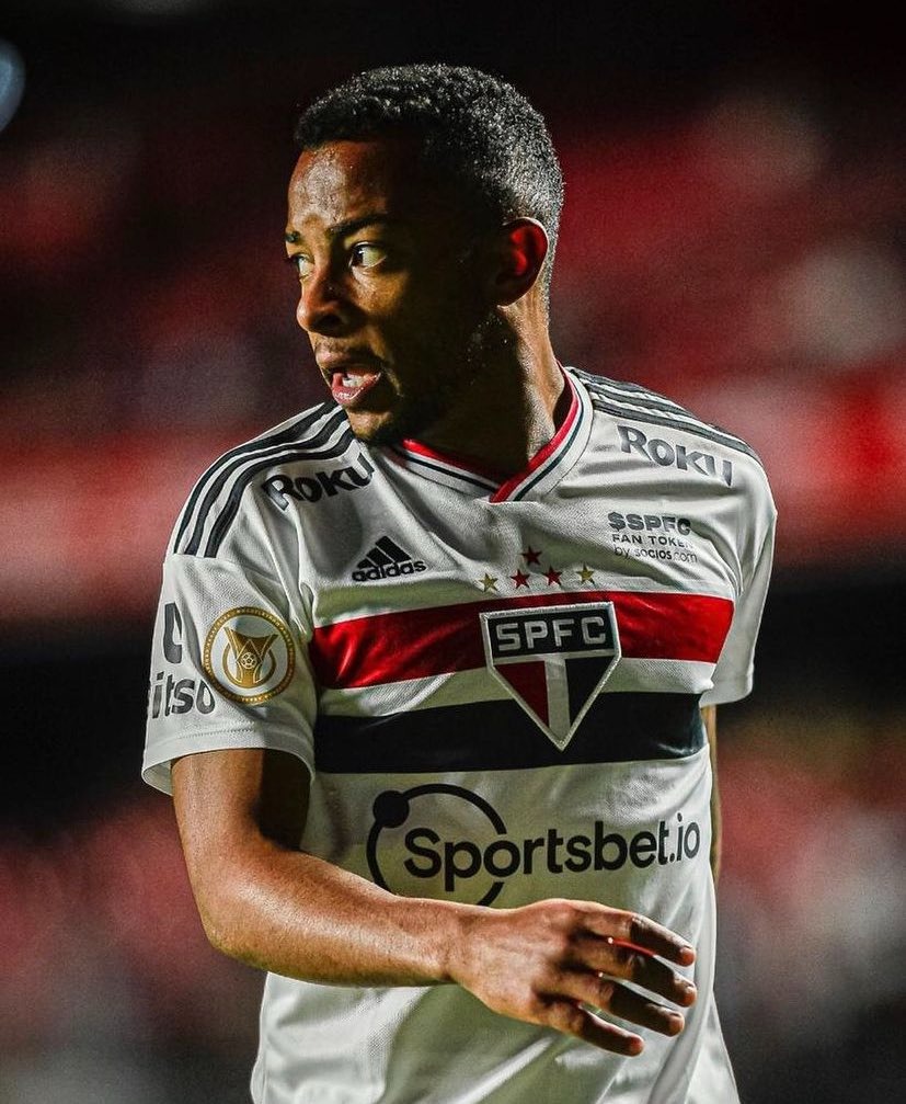 São Paulo pode perder lateral-esquerdo de graça na próxima temporada