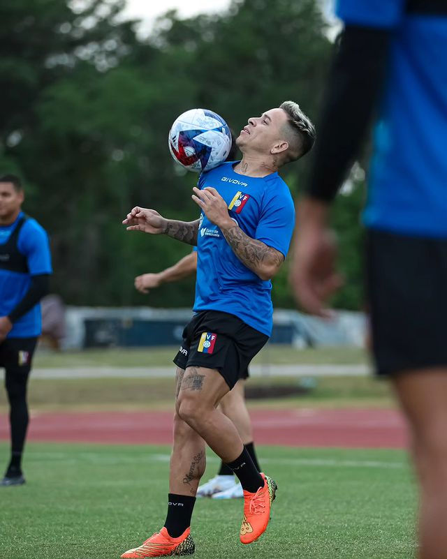Soteldo recebe sondagem do Boca Juniors e Santos aceita conversar
