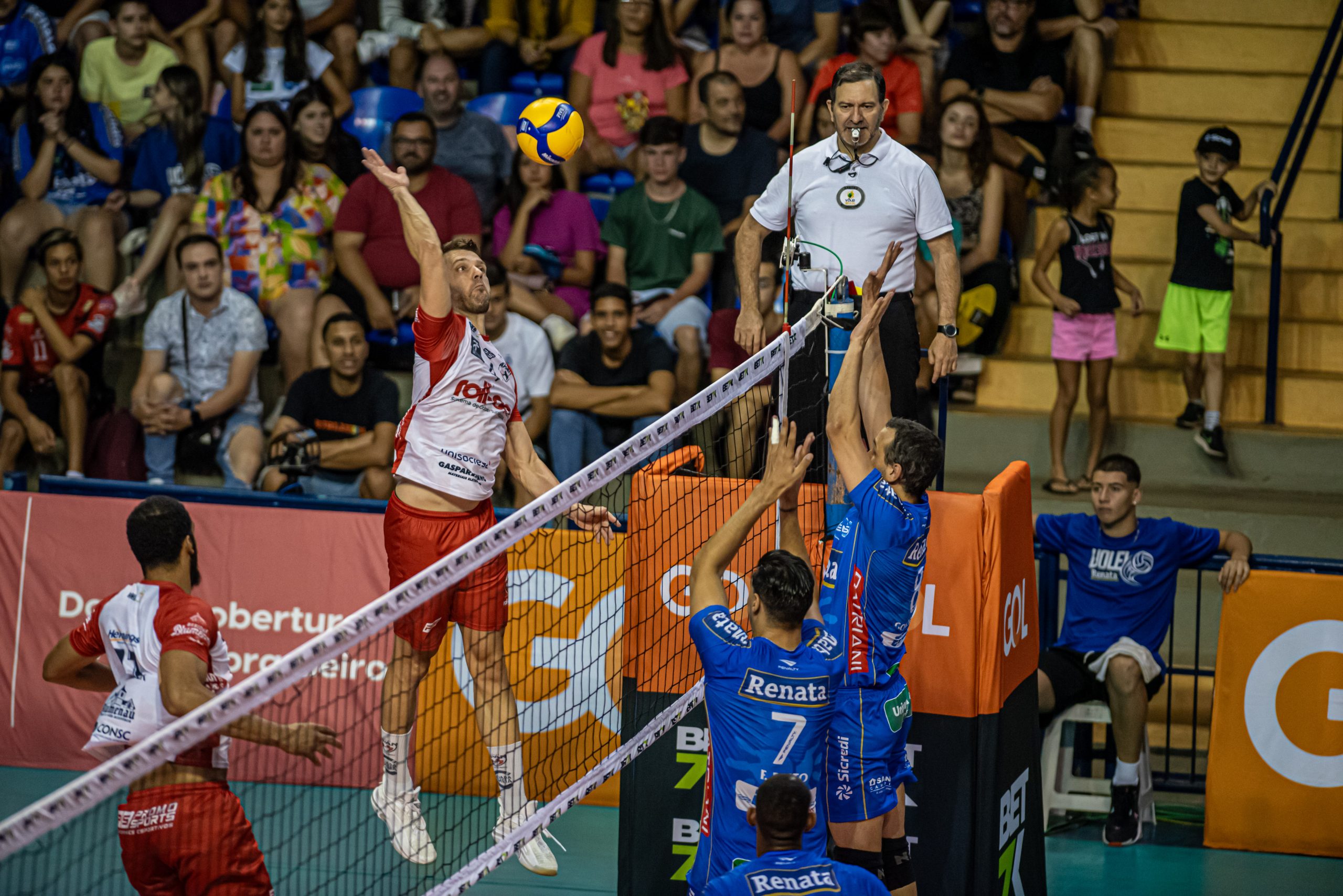 Vôlei Renata vence no tie-break em mais de 2h30 de jogo em Blumenau - Hora  Campinas