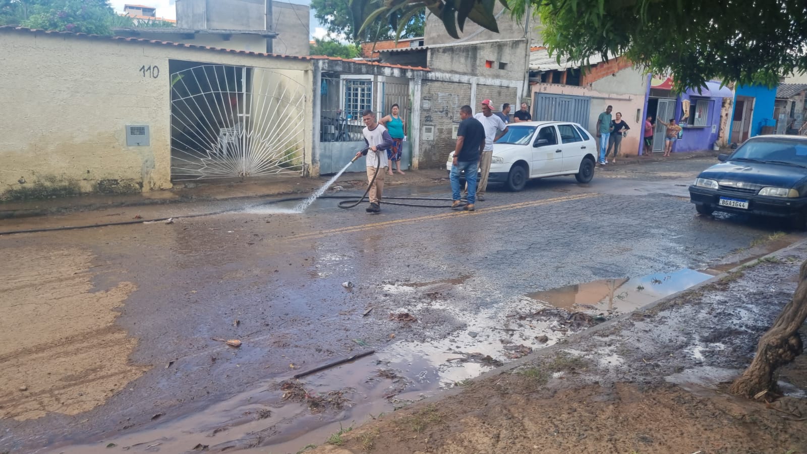 Moradores do Samambaia têm prejuízos após córrego transbordar e invadir  casas em Campinas - CBN Campinas 99,1 FM