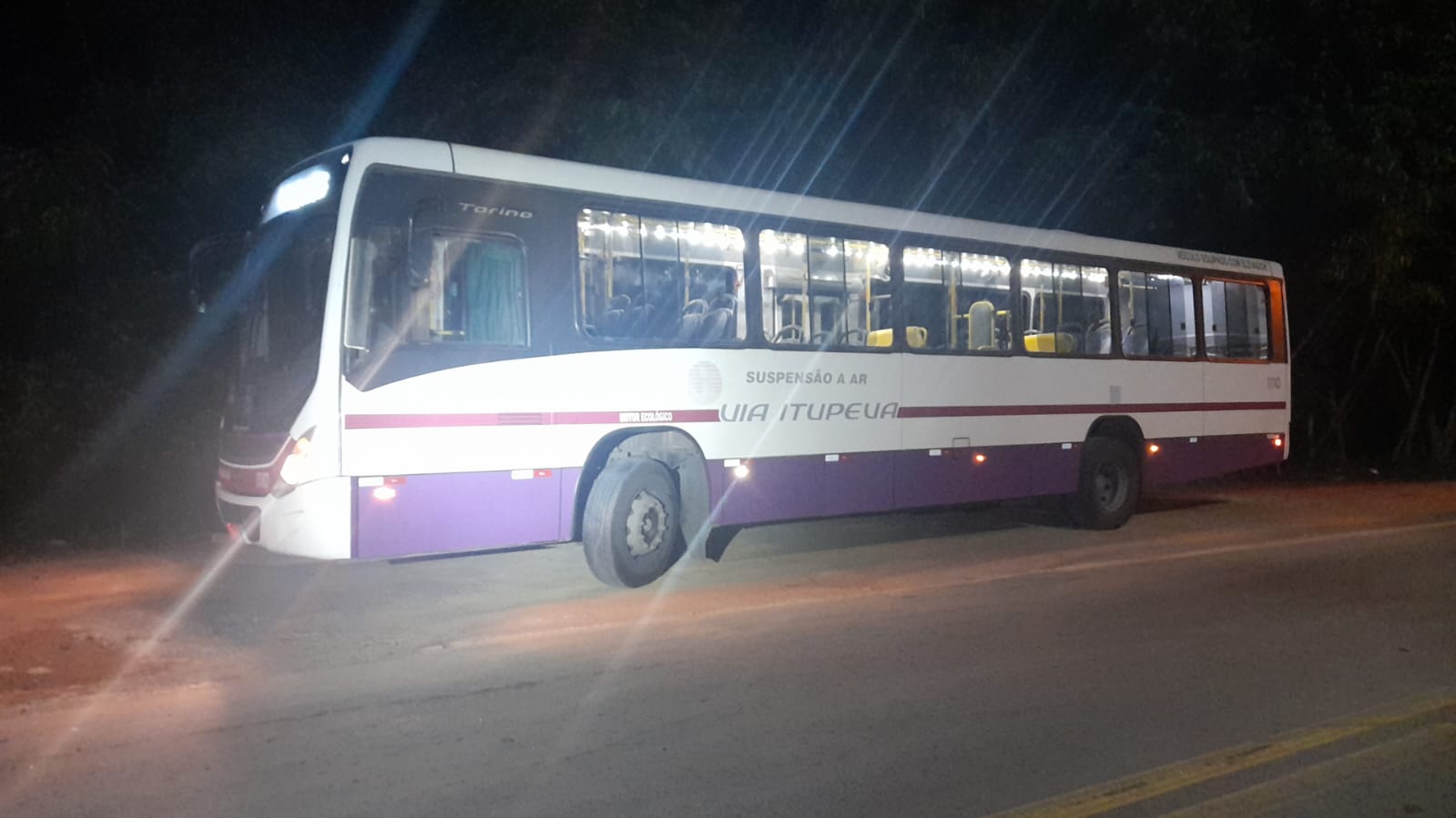 Dupla tenta assaltar ônibus, mas motorista joga veículo e derruba criminosos