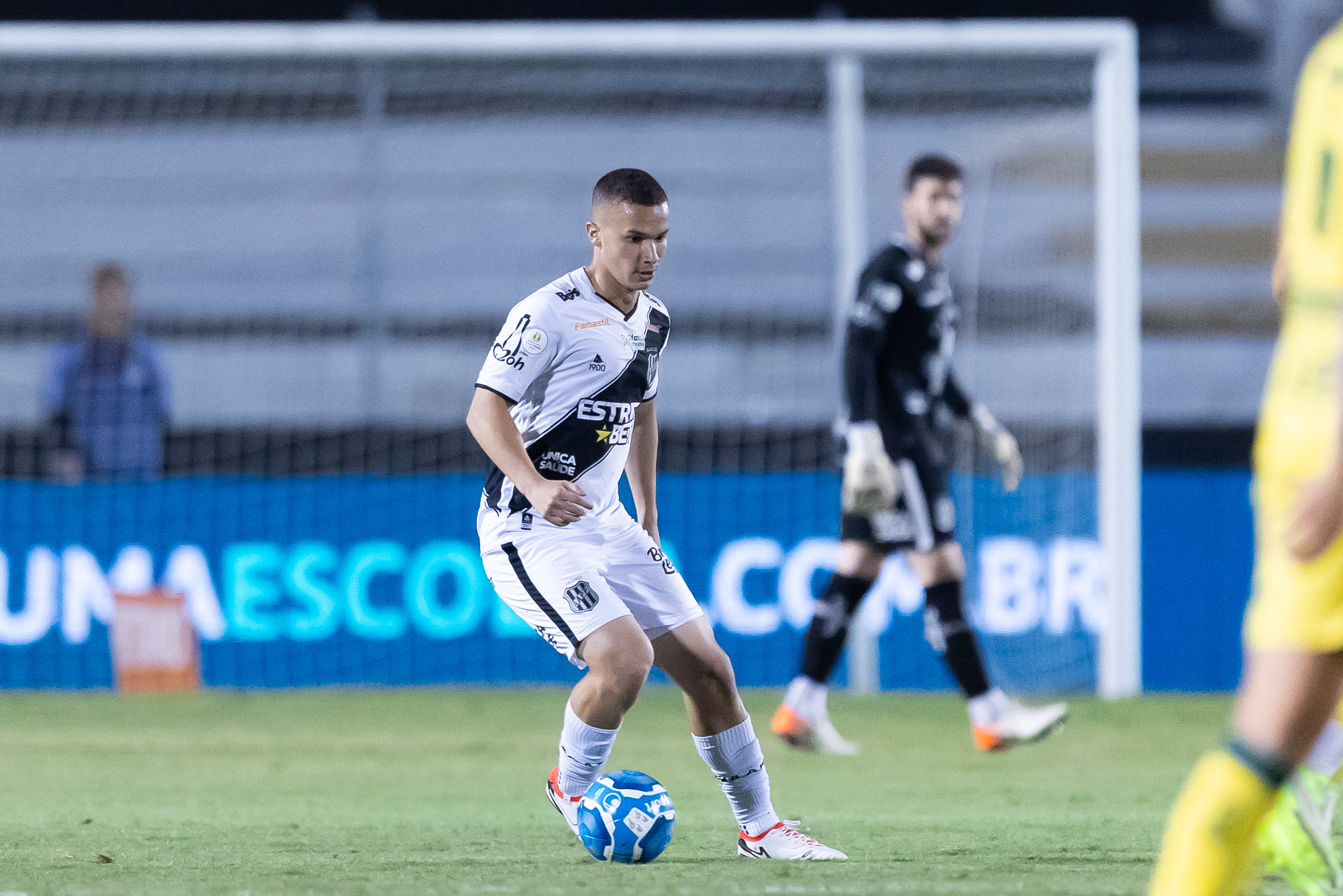 Felipe Amaral desembarca em BH para acertar com o América-MG