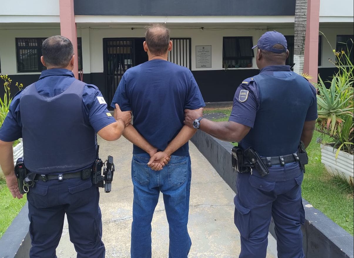 Homem suspeito de matar namorado da mãe se entrega à Guarda Municipal
