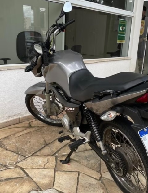 Moto com mais de R$ 500 mil em multas é apreendida na John Boyd