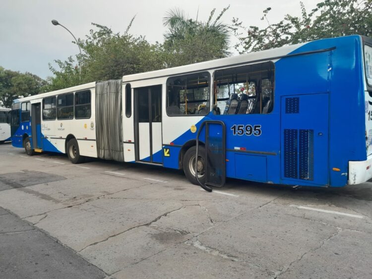 Mais dois ônibus do transporte público são vandalizados na Santos Dumont
