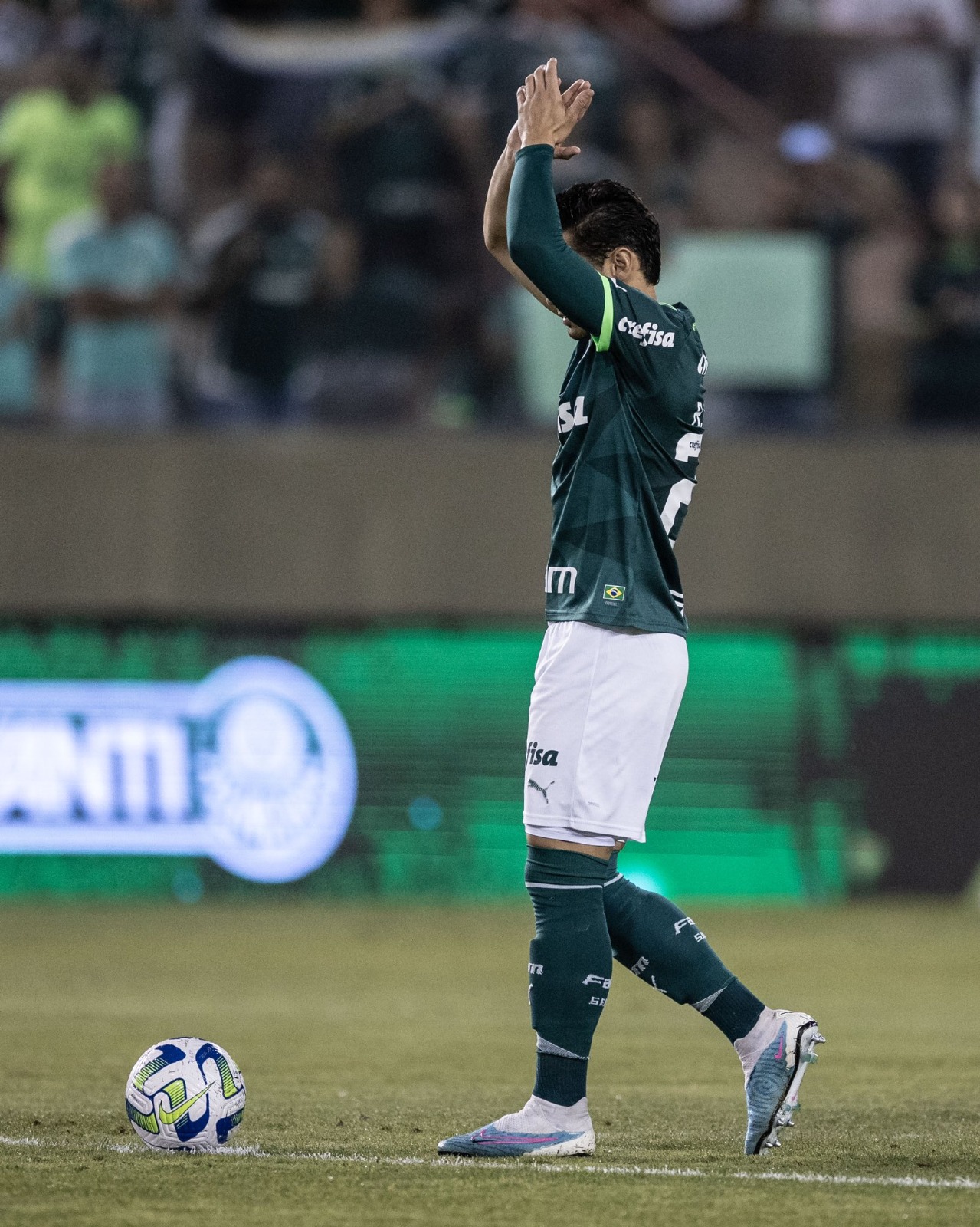 Raphael Veiga celebra momento artilheiro no Palmeiras