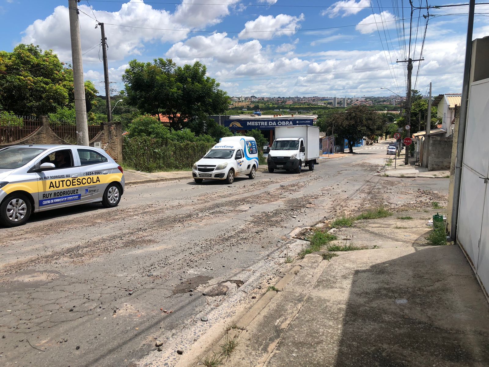 Ruas do Jardim São Francisco ficam tomadas por pedras em dias de chuva