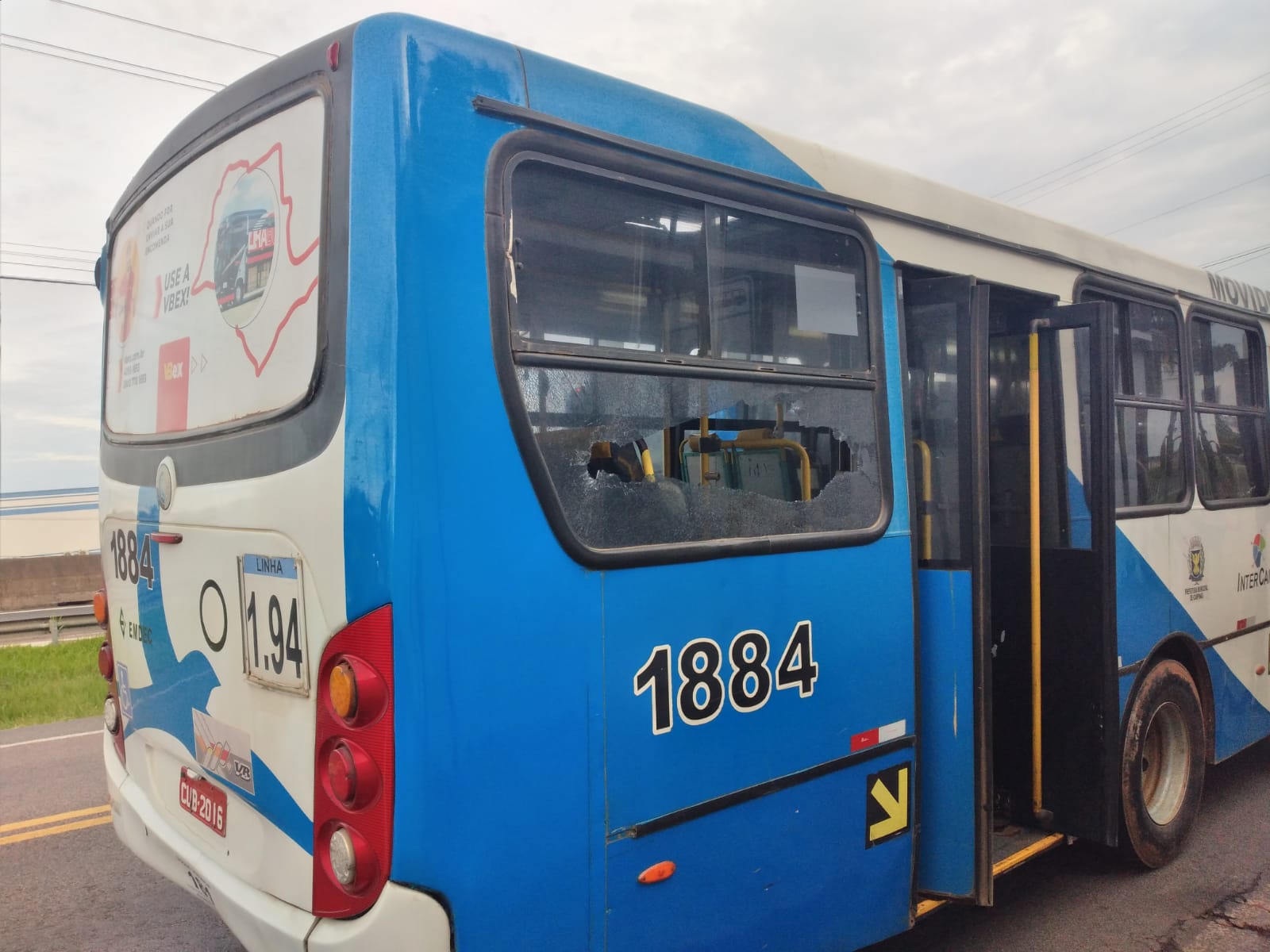 Três ficam feridos em ato de vandalismo contra ônibus em Campinas
