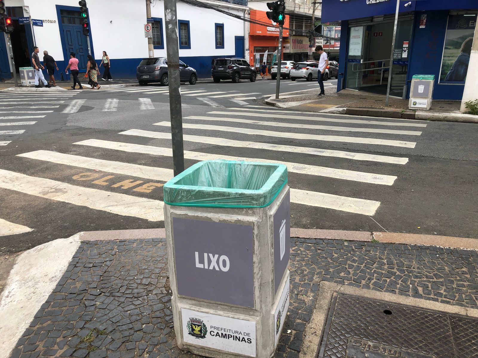 Novas lixeiras de concreto instaladas no Centro de Campinas custam R$ 600 cada