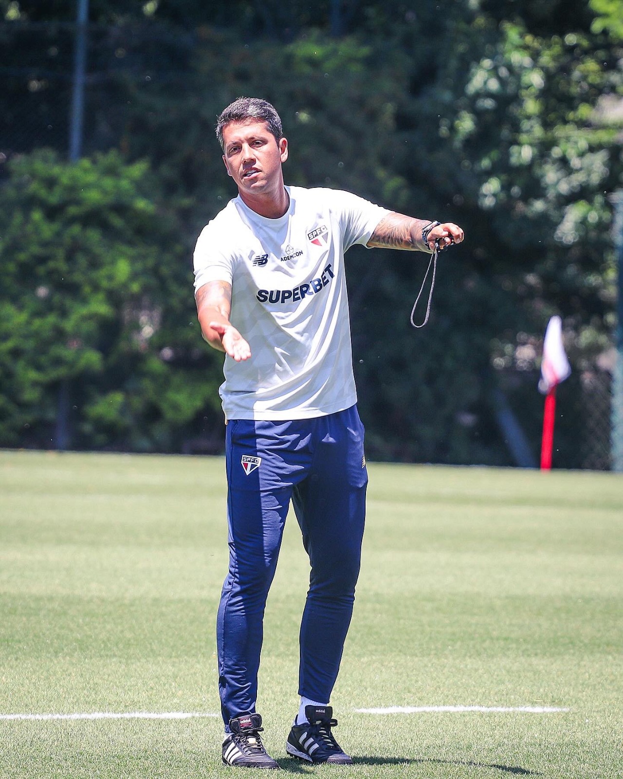 Criticado, Thiago Carpini é mantido pela diretoria do São Paulo