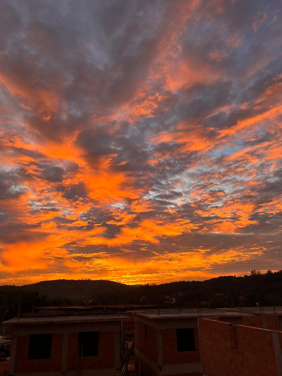 Arco-Íris e nuvens coloridas marcam manhã desta terça-feira