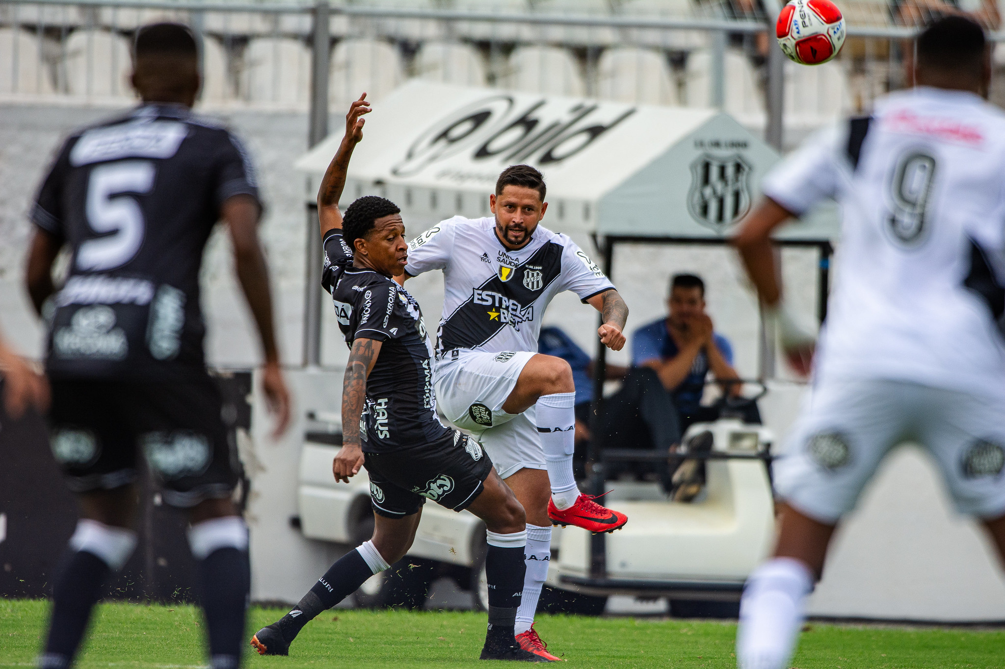 Elvis recebe o prêmio de drible mais bonito do Campeonato Paulista