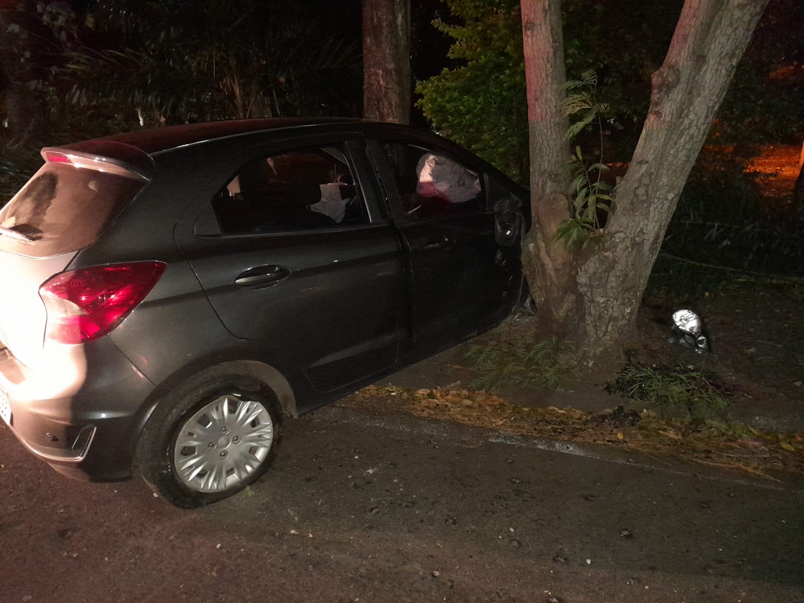 Motorista bate carro em árvore após quase 30km de perseguição entre Sumaré e Campinas