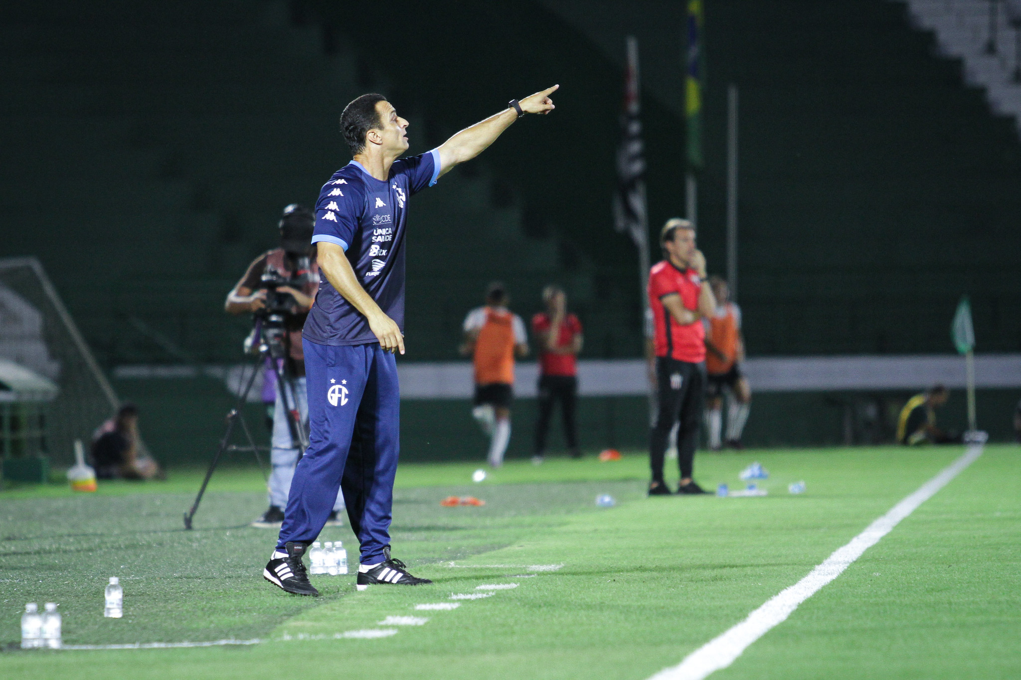 “Temos que trabalhar e nós vamos evoluir”, afirma Júnior Rocha após derrota para o Coxa