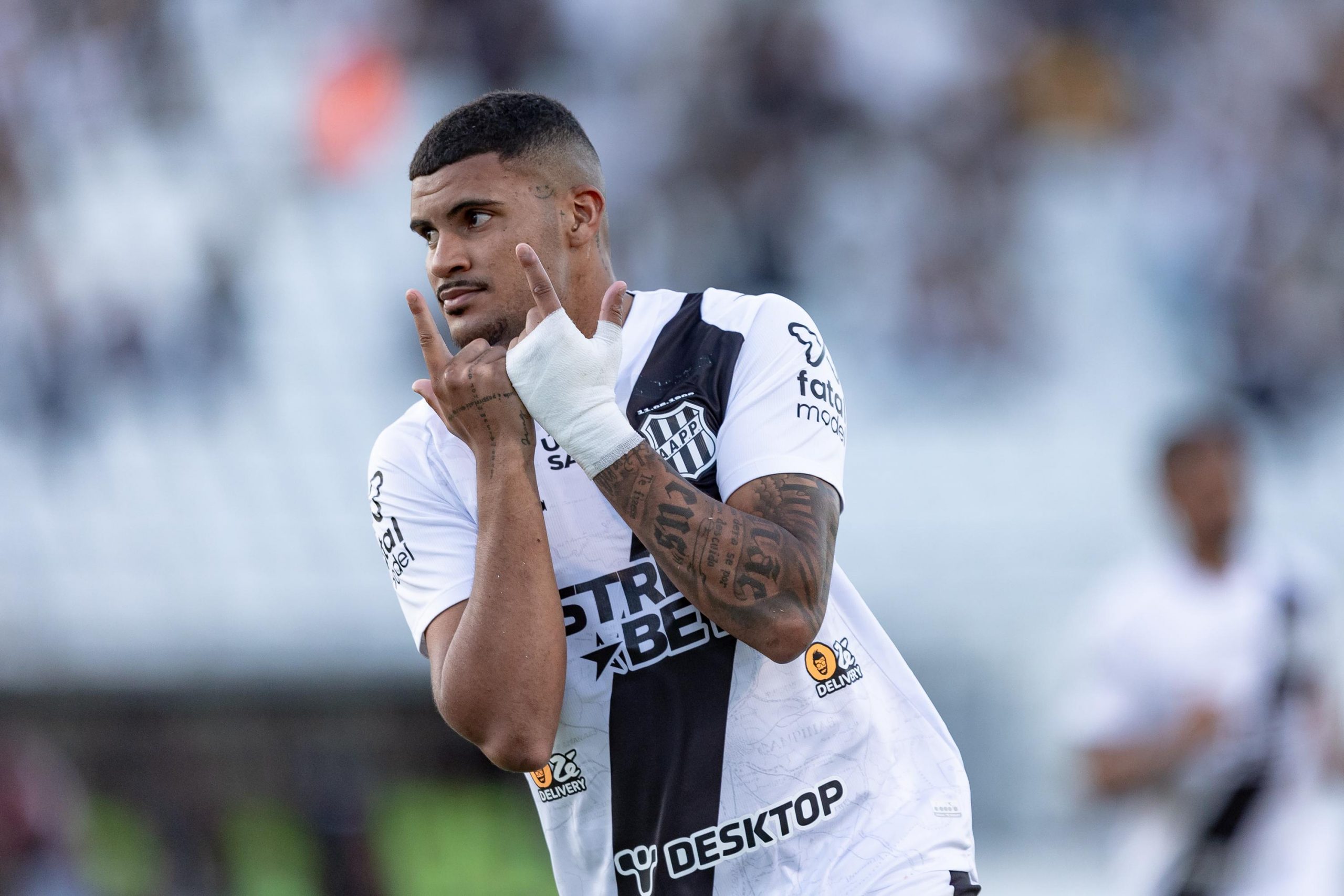 Jeh comemora primeiro gol na Série B e revela conversa com Nelsinho Baptista