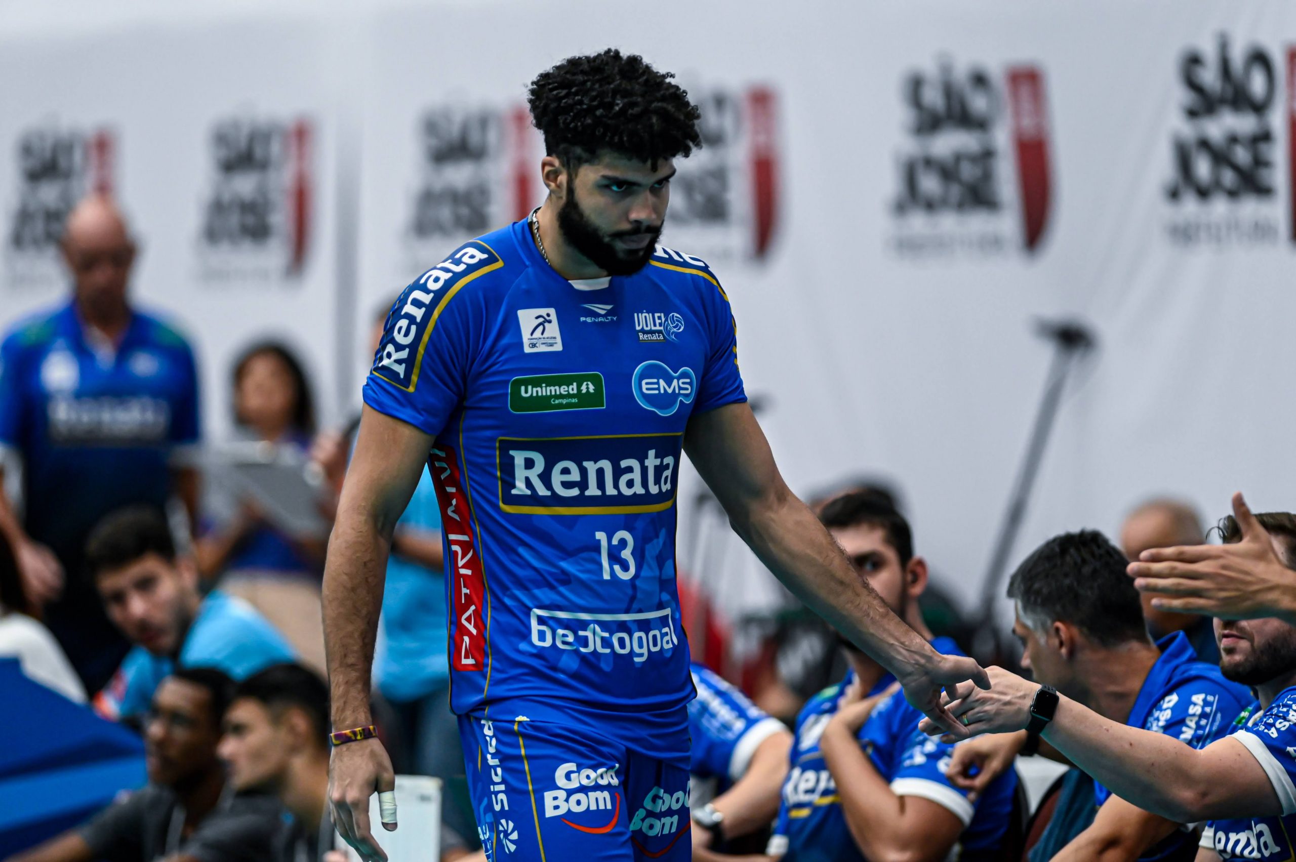 Vôlei Renata fecha elenco com renovação de Léo Andrade e Wítallo