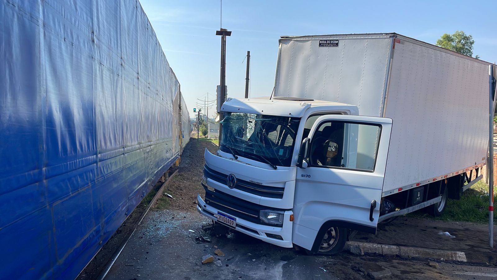 Caminhão é atingido por trem na passagem da linha férrea em Hortolândia