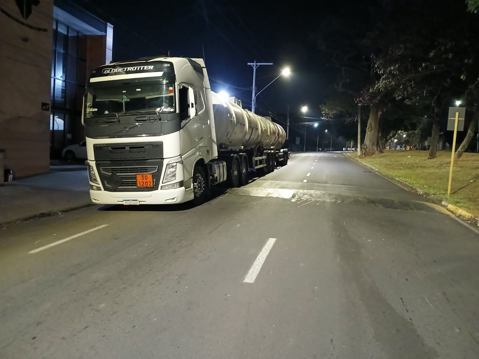 Caminhão-tanque roubado em Limeira é encontrado em Mogi Guaçu