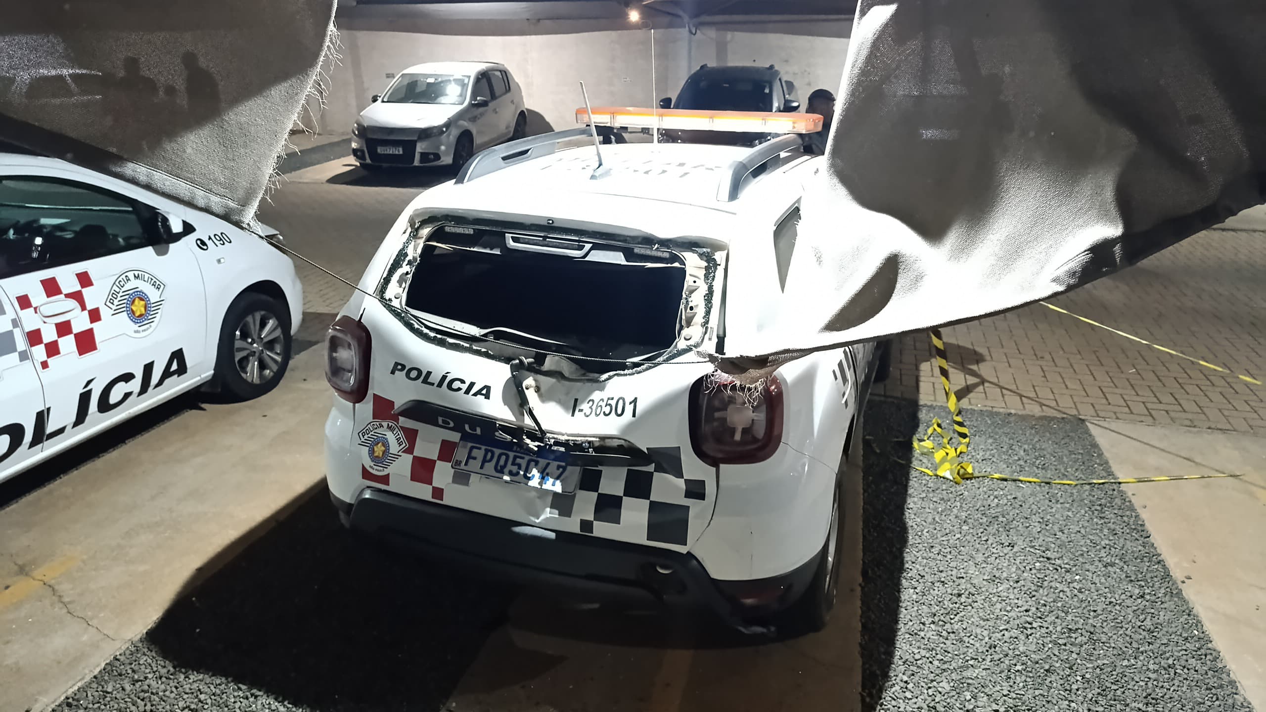 Homem tenta roubar apartamento e cai do prédio em cima de viatura da PM