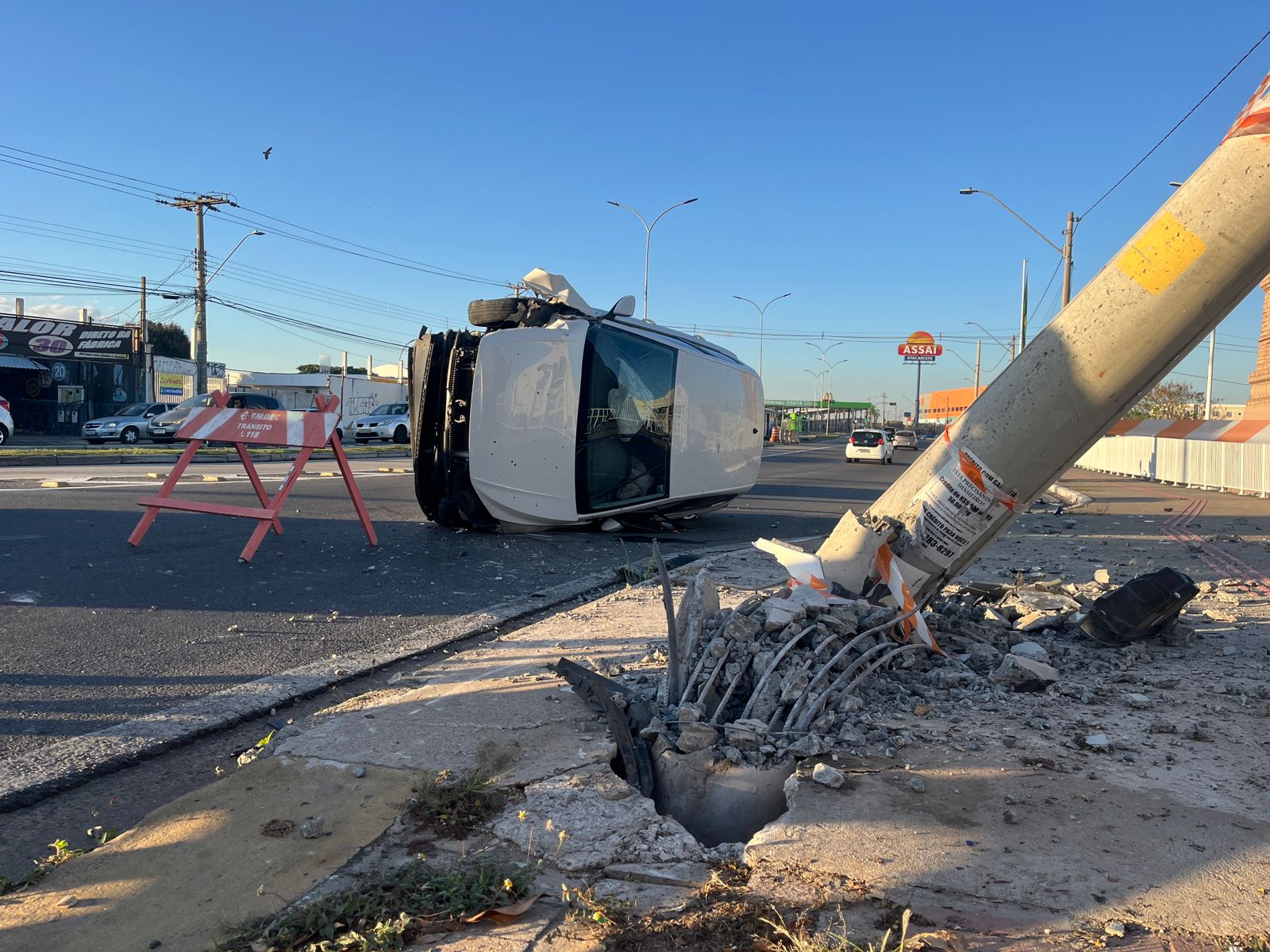 Motorista perde controle, atinge poste e tomba na Avenida Ruy Rodrigues