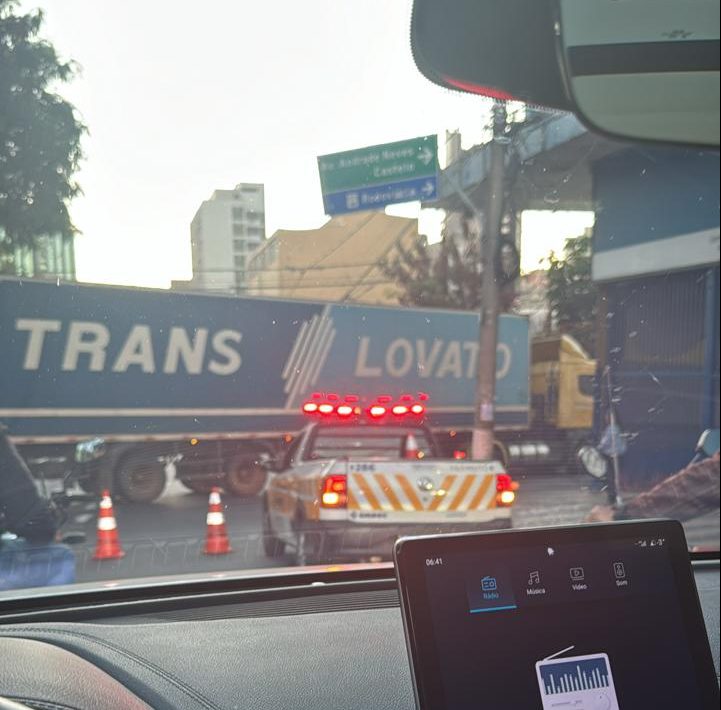 Caminhão “entala” e trava Rua José de Alencar, ao lado do Bom Prato