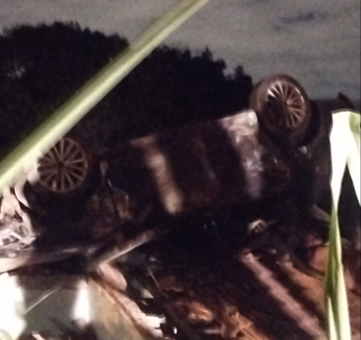 Carro capota e para no telhado de uma casa em Barão Geraldo