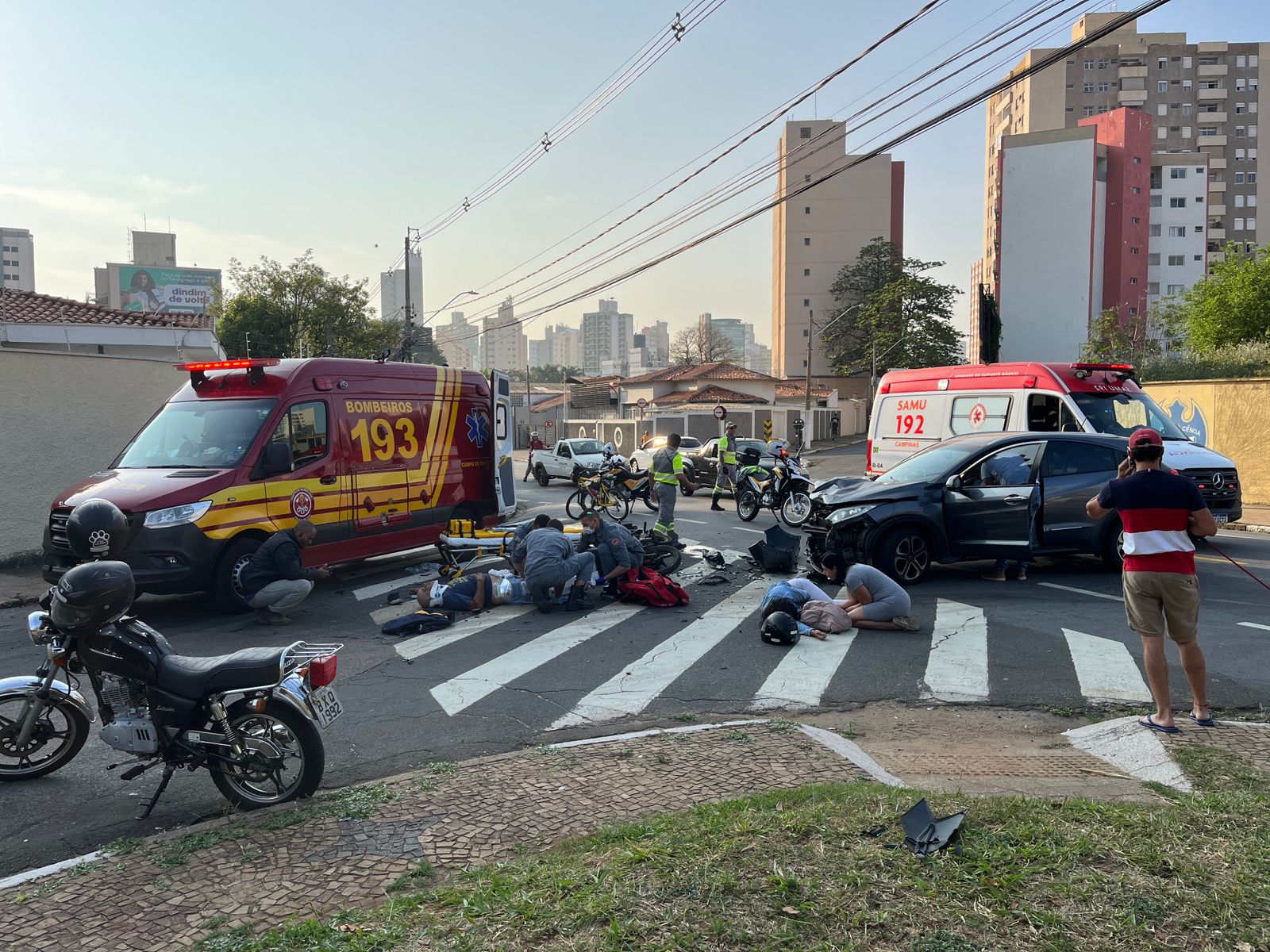 Colisão entre carro e moto deixa duas pessoas feridas em Campinas 