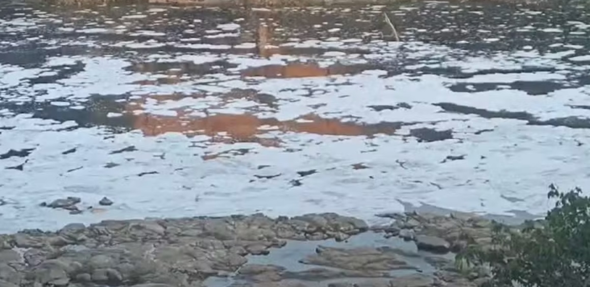 Espuma aparece novamente no Rio Piracicaba; Cetesb apura
