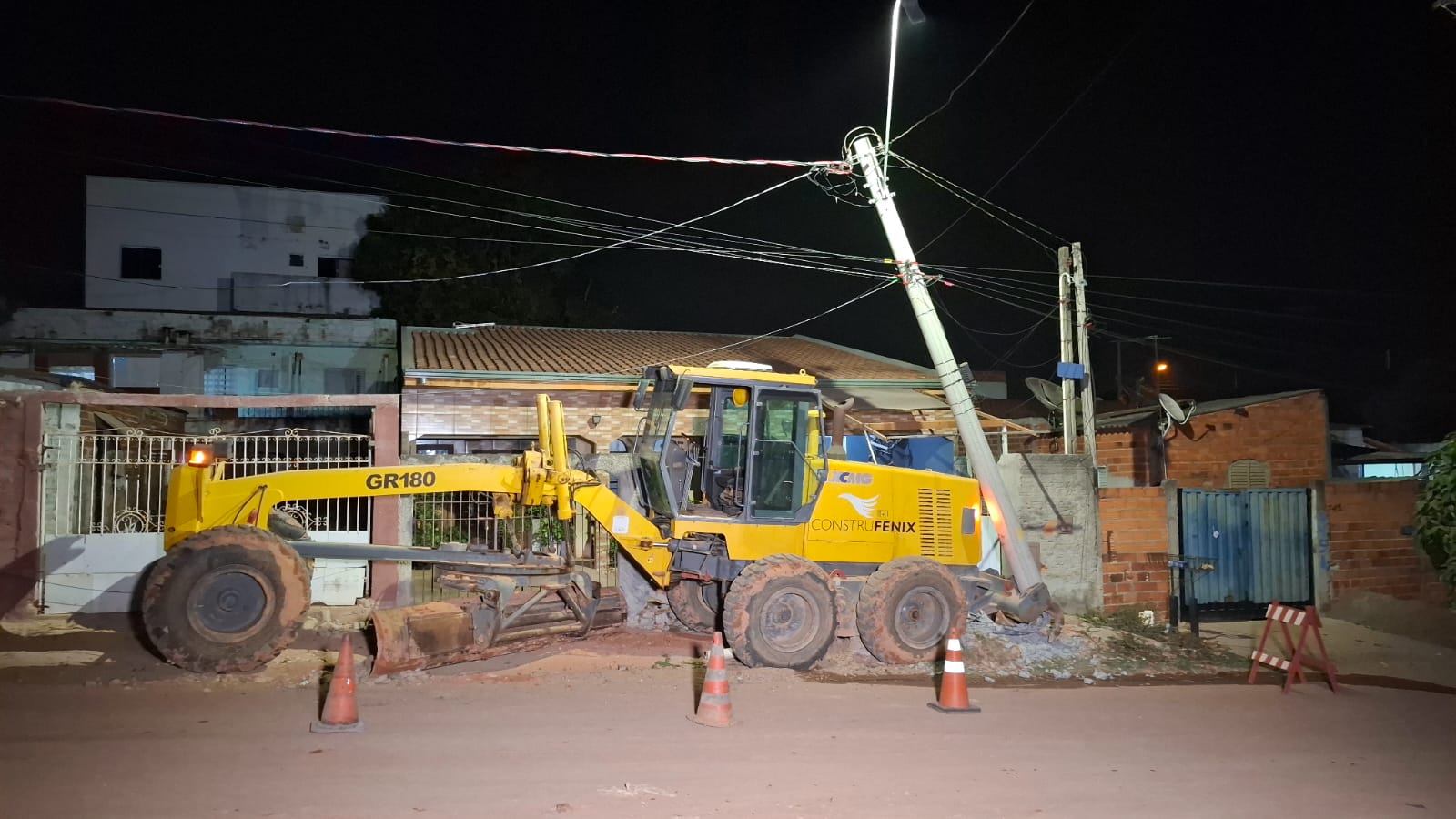 Trator invade casa no Jardim Lisa, em Campinas, e assusta família
