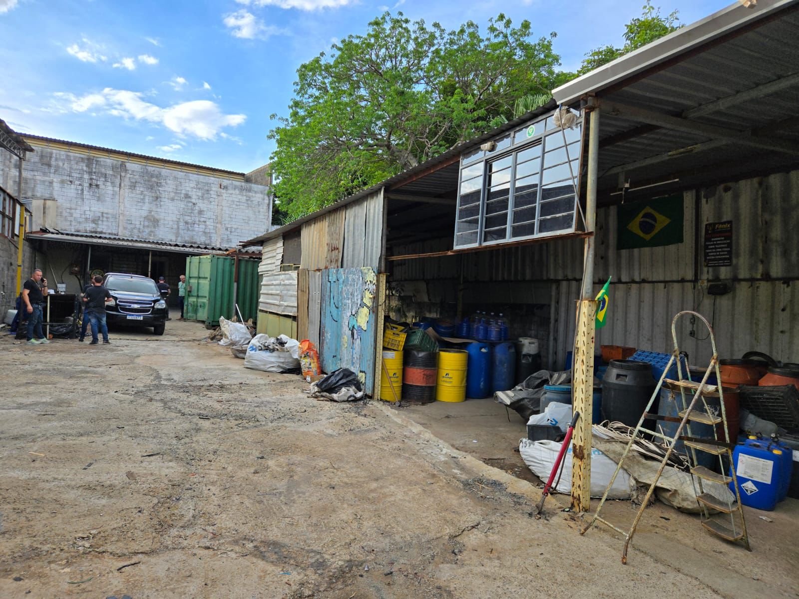 Homem é preso em uma fábrica clandestina de fios de cobre; produto era, na verdade, furtado