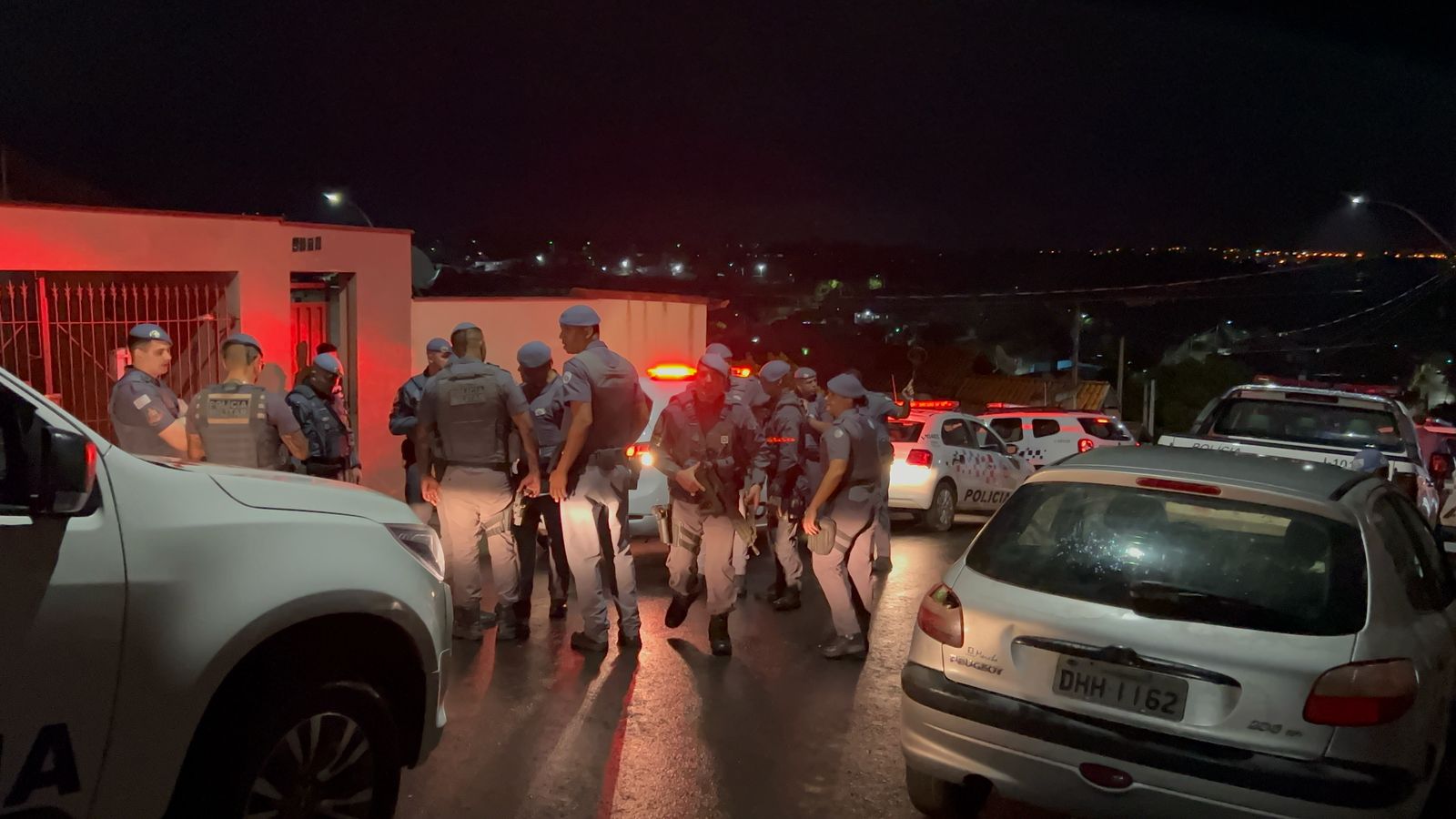 Homem faz os três filhos reféns após agredir a esposa em Piracicaba