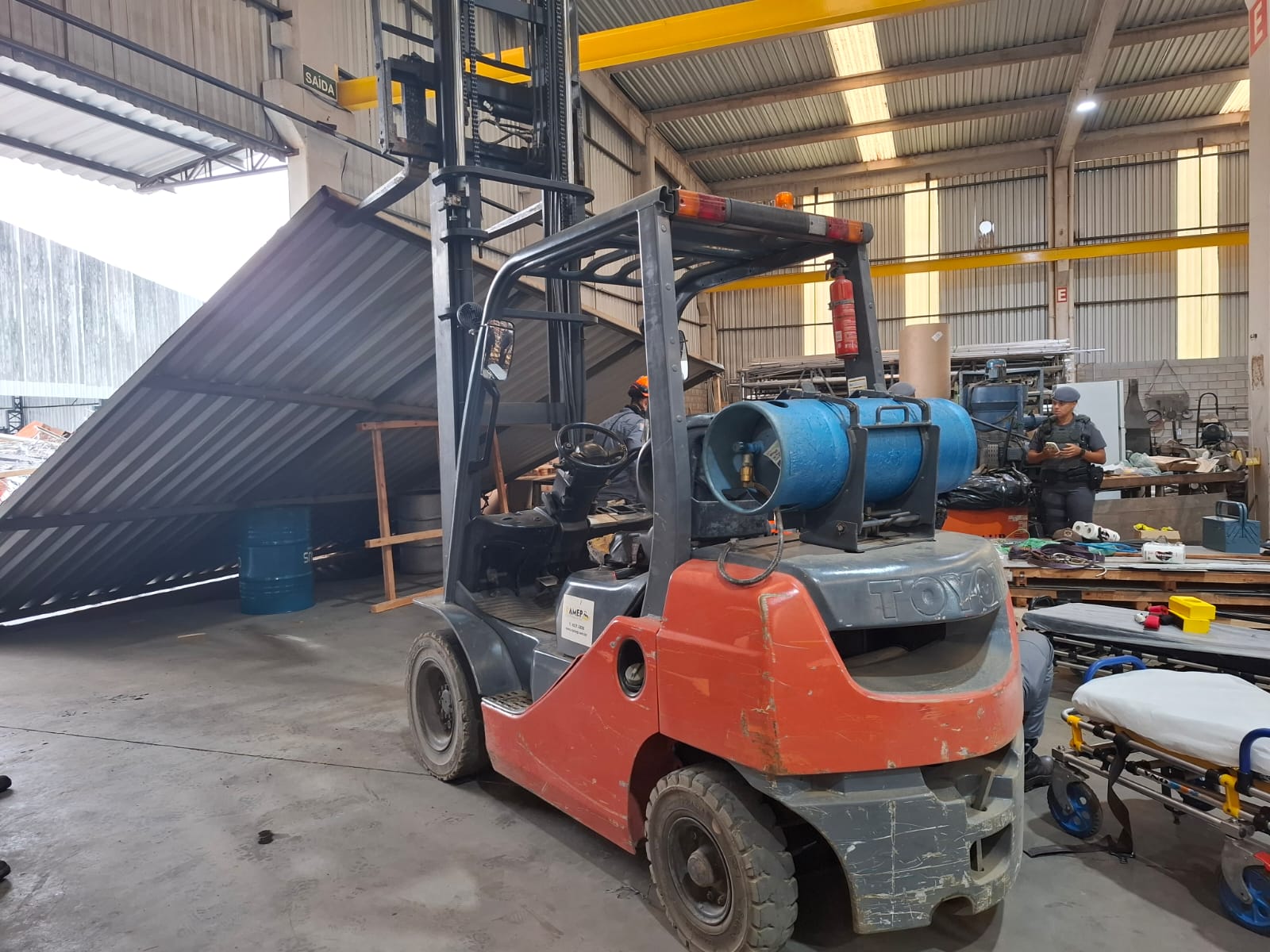 Trabalhadores ficam feridos após queda de portão em Indaiatuba 