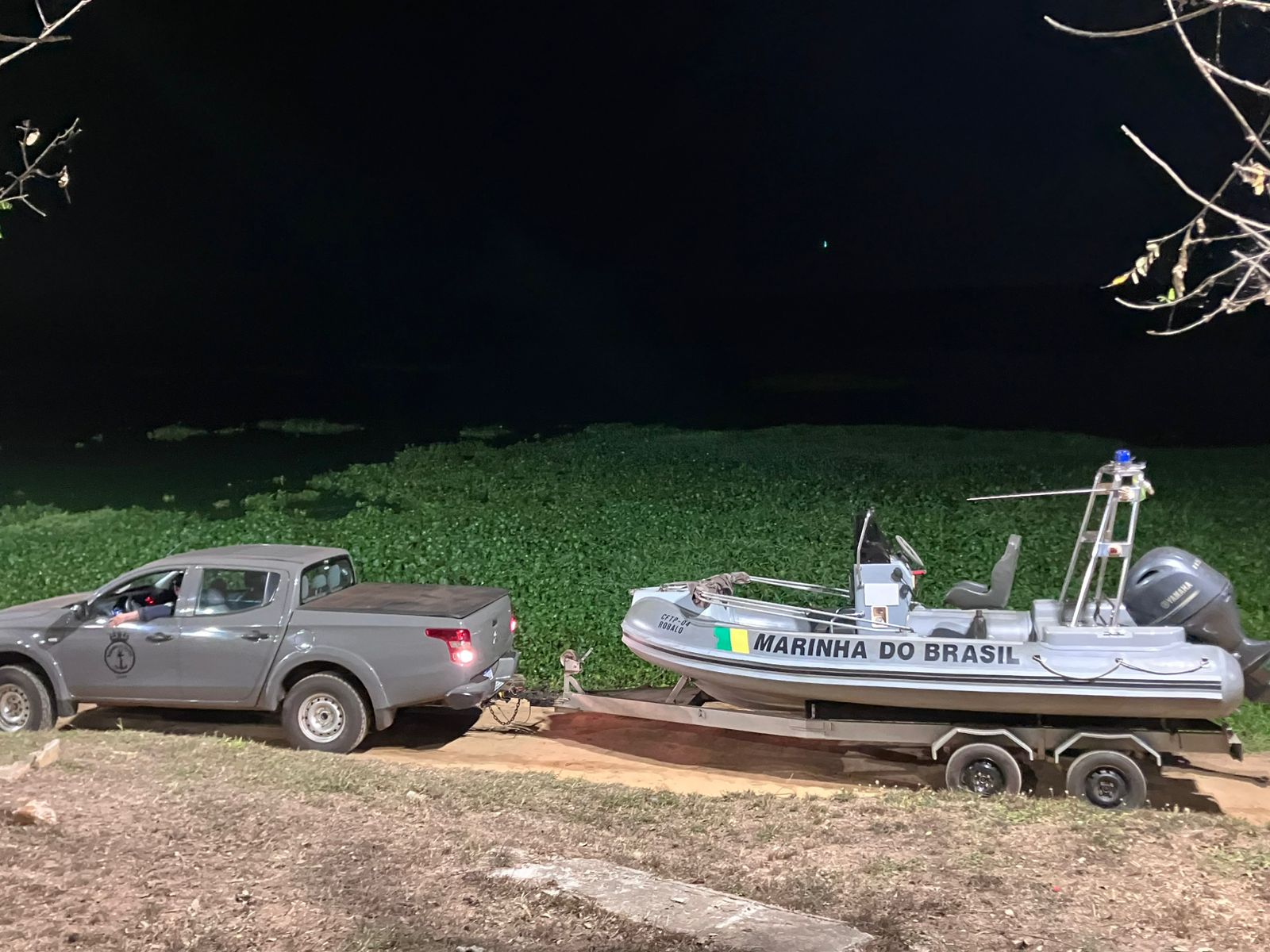 Bombeiros buscam jovem desaparecido após salvar duas pessoas na represa da Praia Azul, em Americana