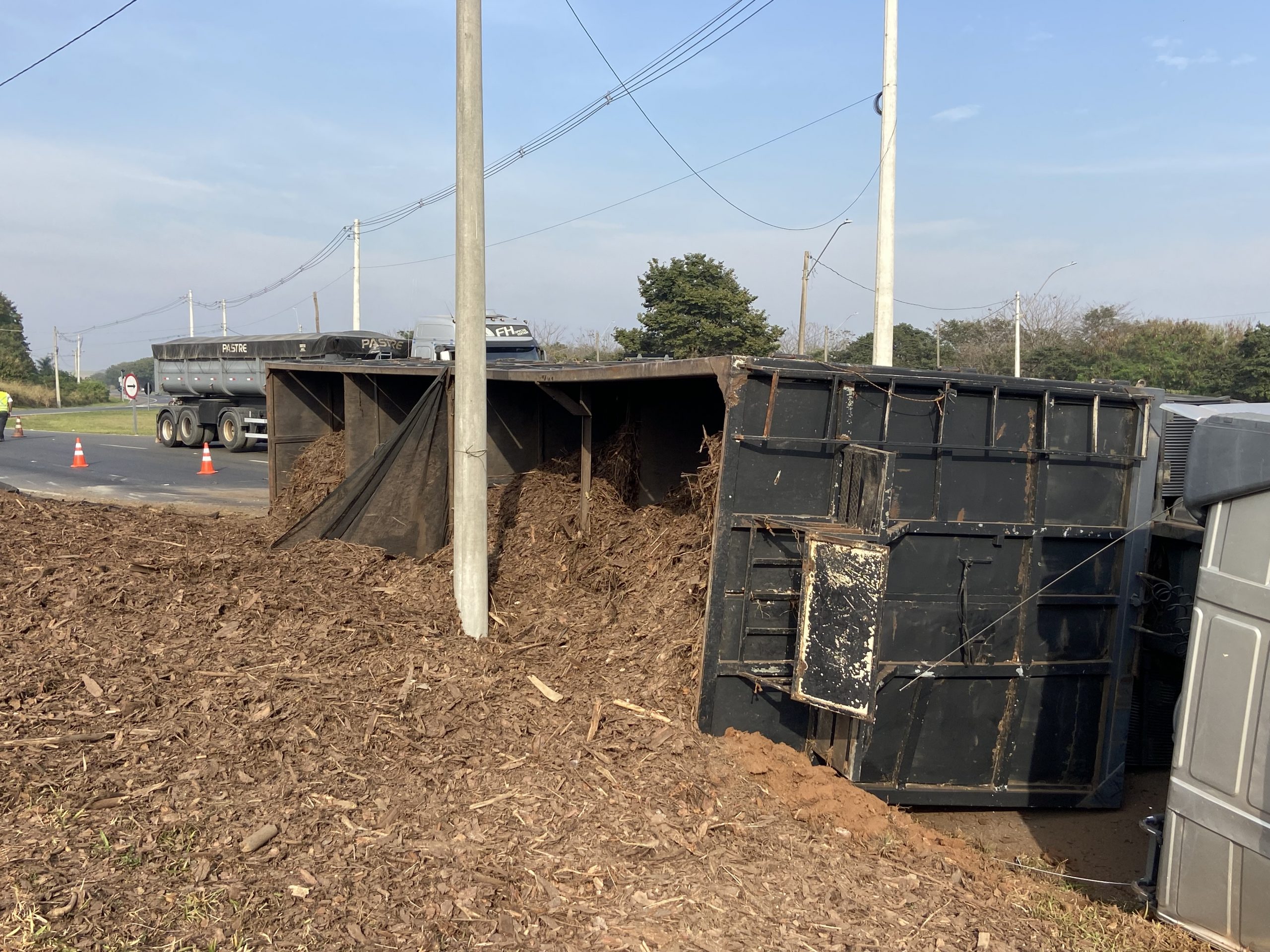 Carreta tomba em rodovia de Santa Bárbara d’Oeste e bloqueia via 