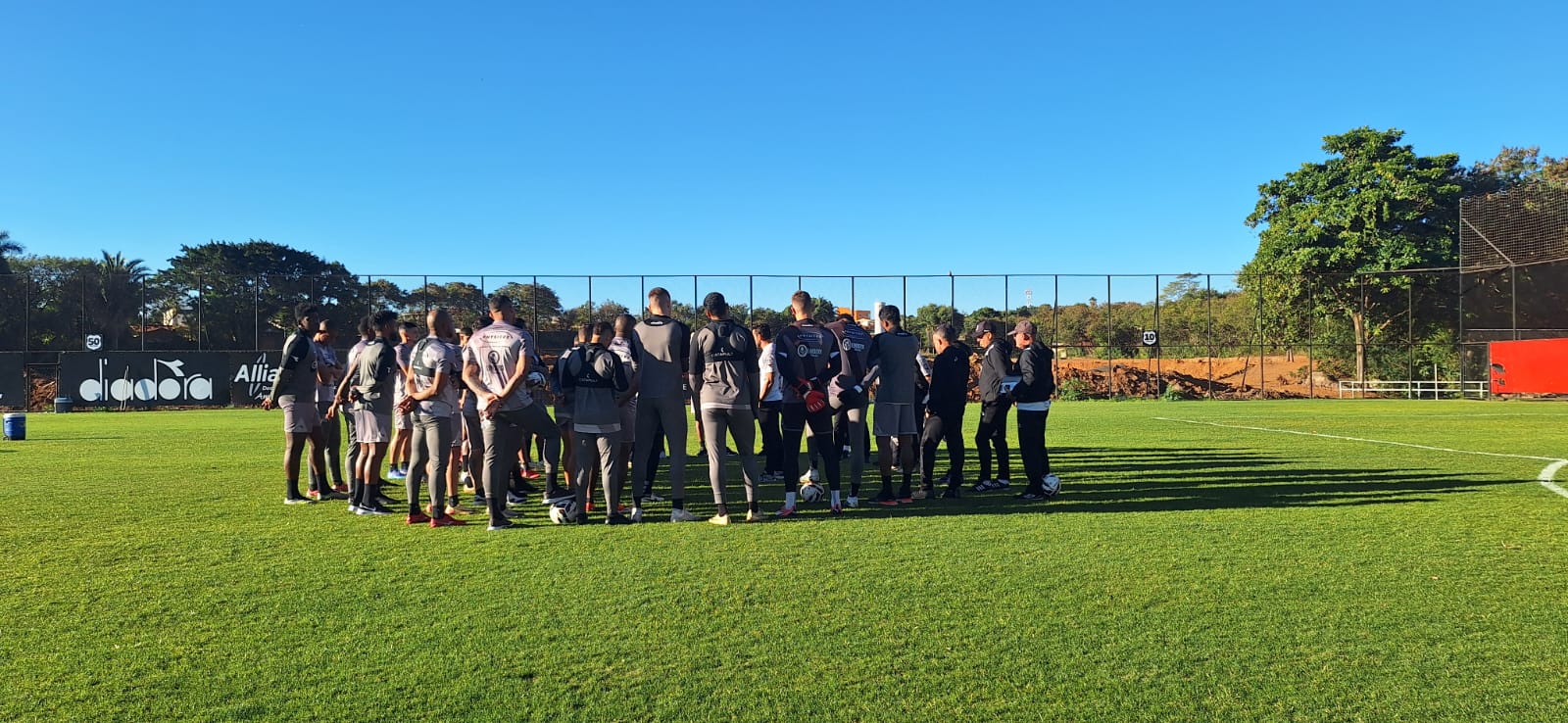 Depois de problemas com logística, Ponte Preta chega em Campinas e inicia preparação para o dérbi
