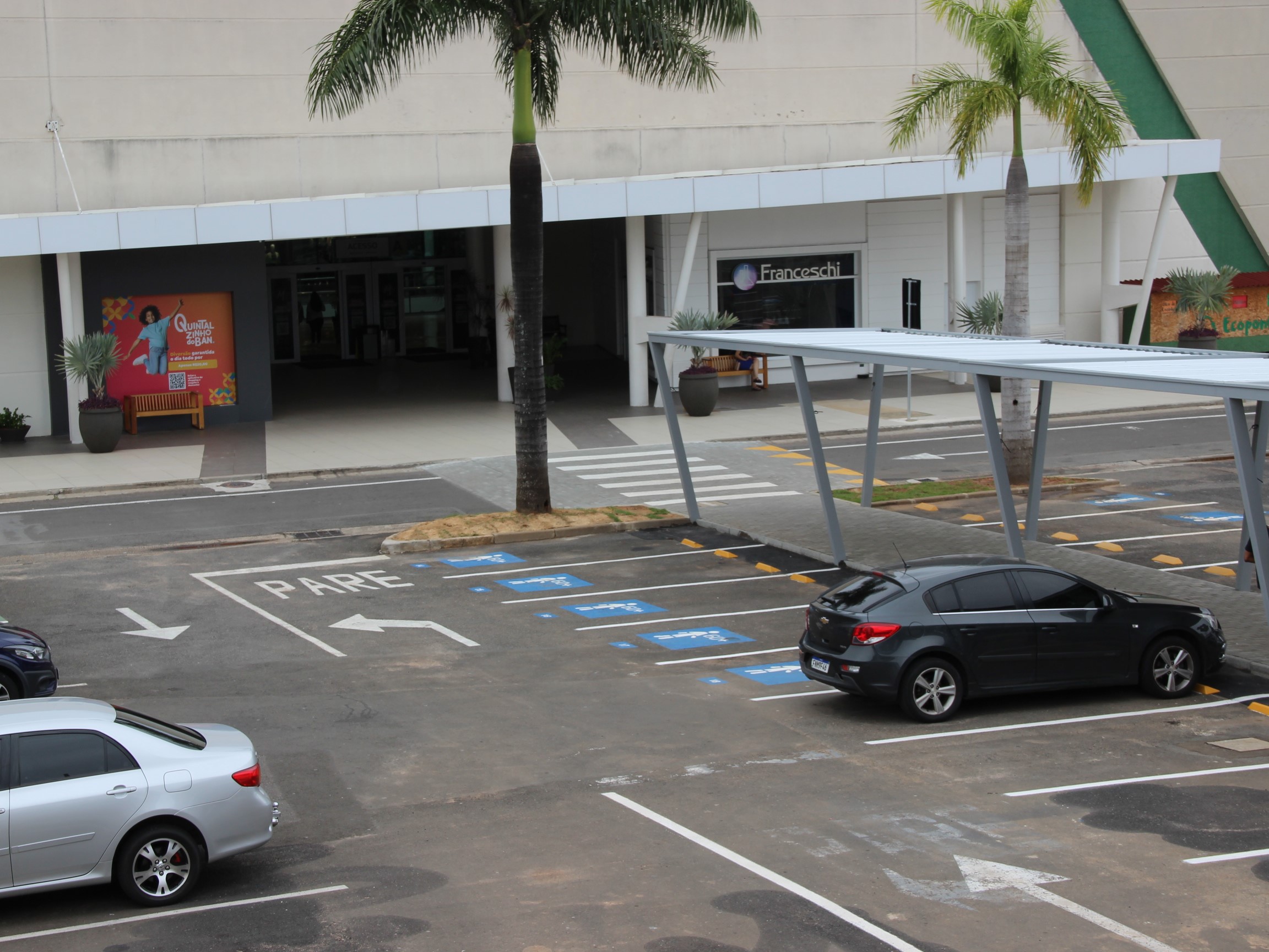 Emdec multa 281 motoristas por uso irregular de vagas exclusivas no primeiro semestre