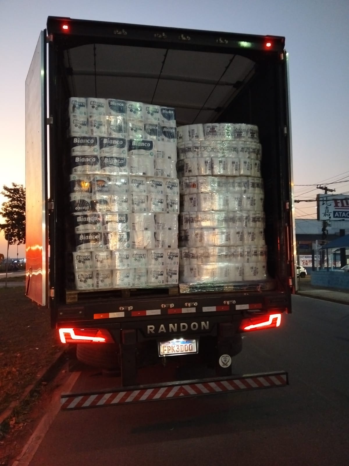Homem é preso em carreta roubada; carga de papel higiênico é recuperada