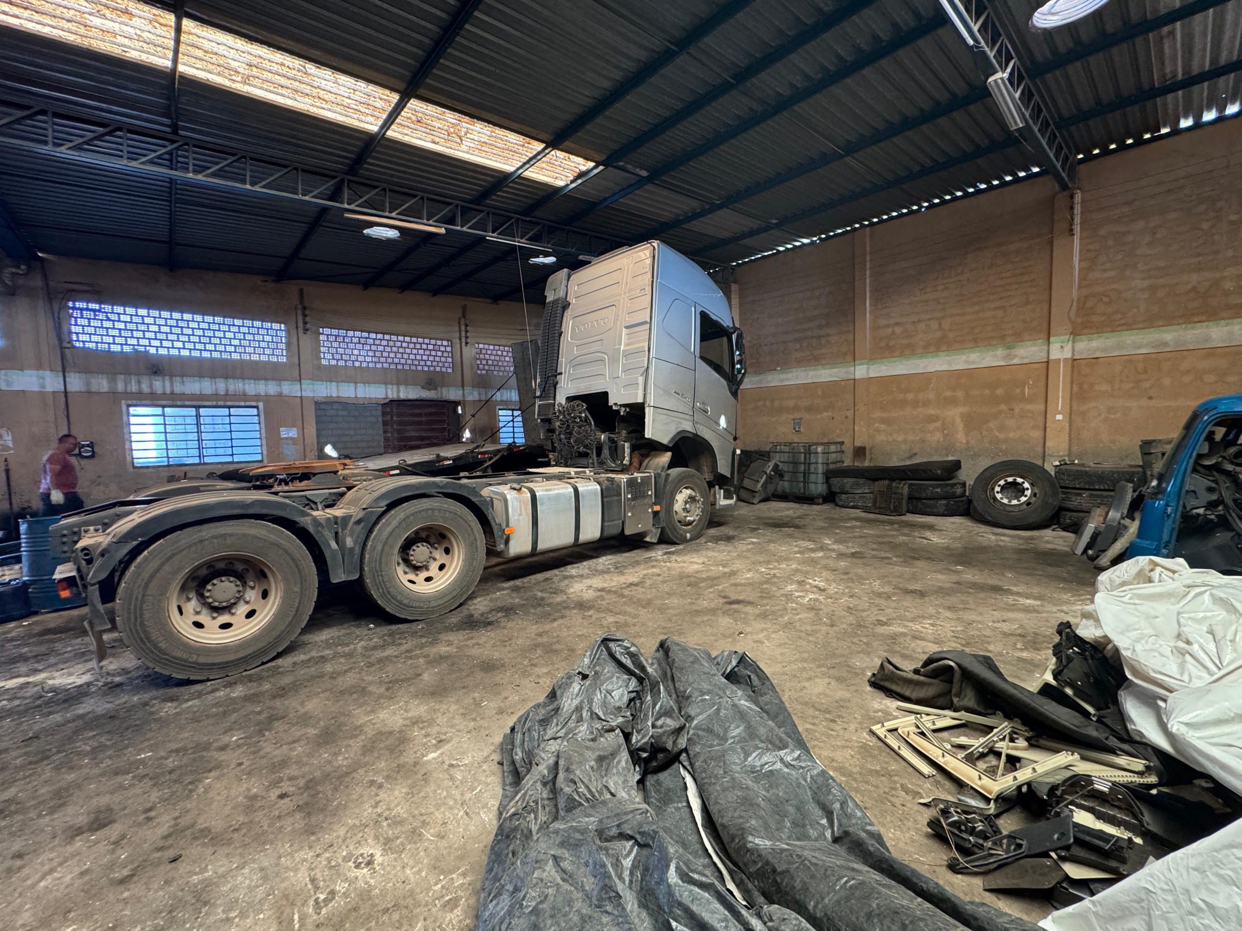 Quatro homens são presos desmontando caminhão roubado em Mogi Guaçu