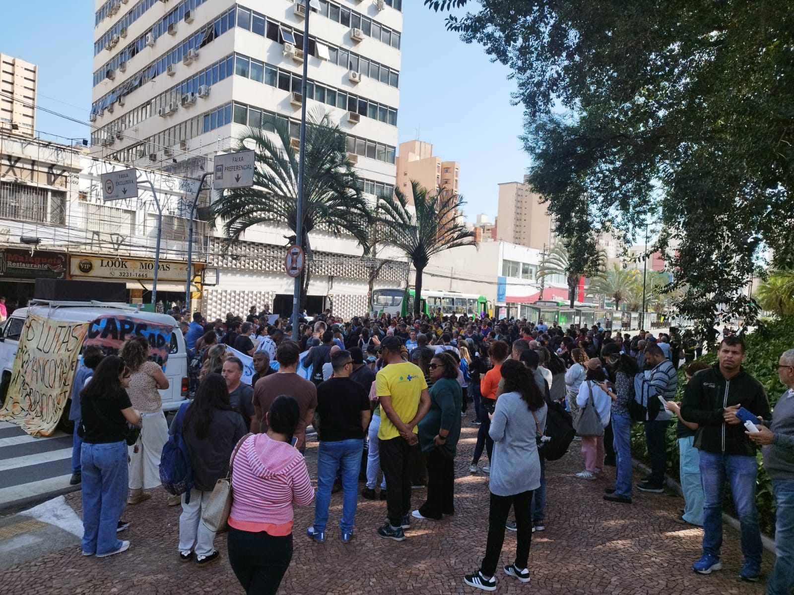 Protesto de funcionários e usuários do Cândido Ferreira fecha faixa da Anchieta
